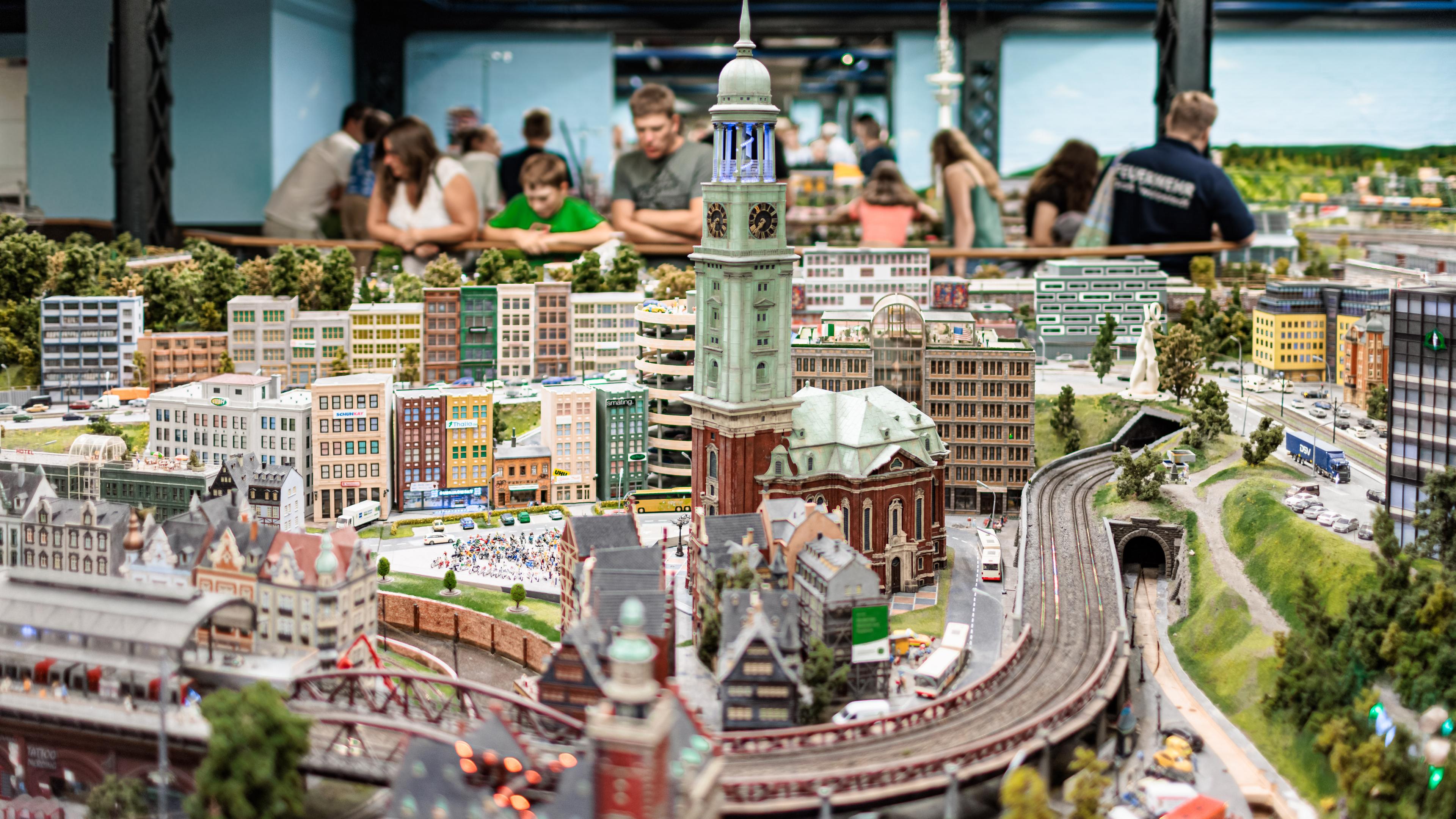 Hamburg: Besucher betrachten ein Modell im Miniaturwunderland