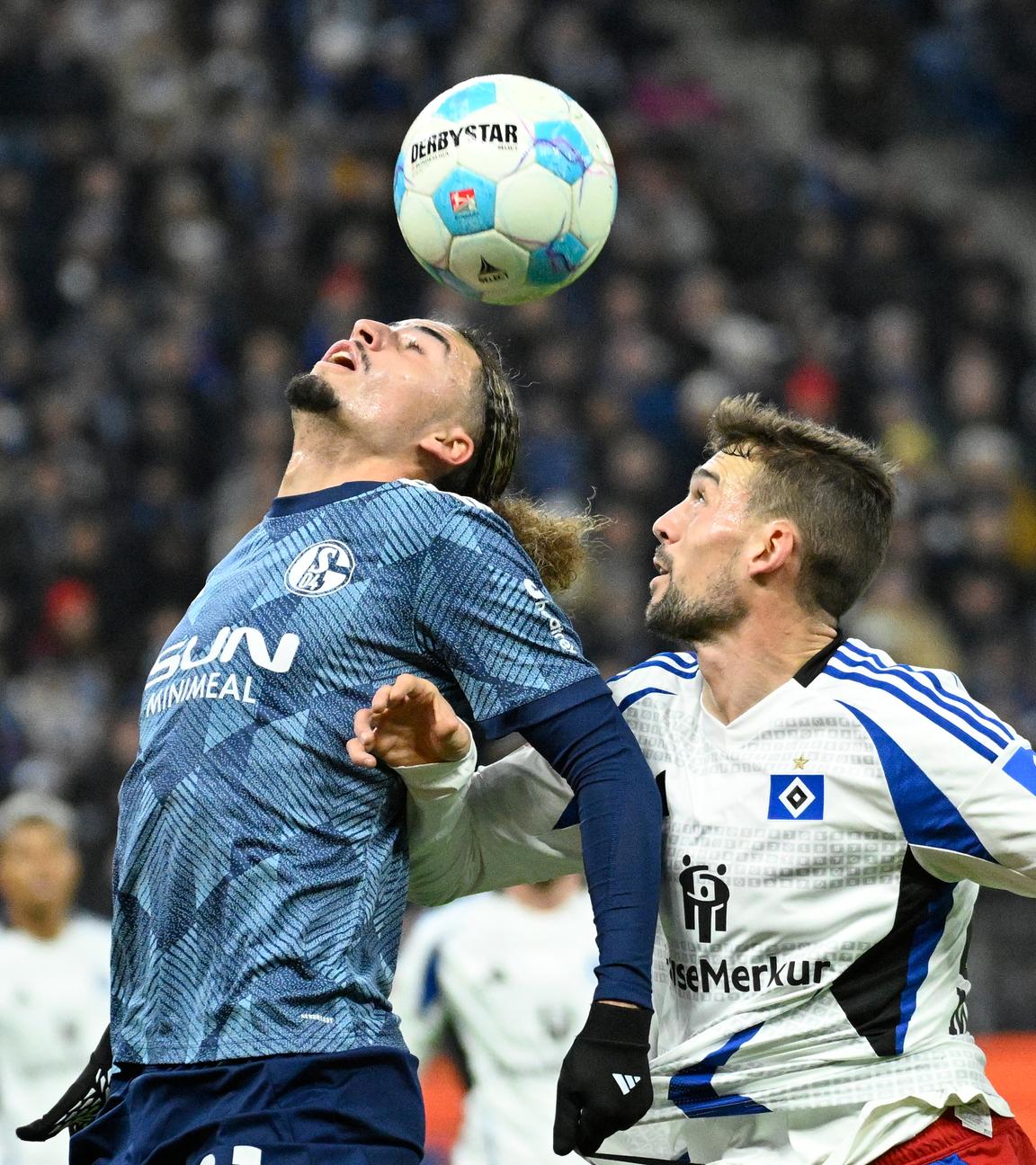 Schalkes Taylan Bulut (l) und Hamburgs Jonas Meffert kämpfen um den Ball.