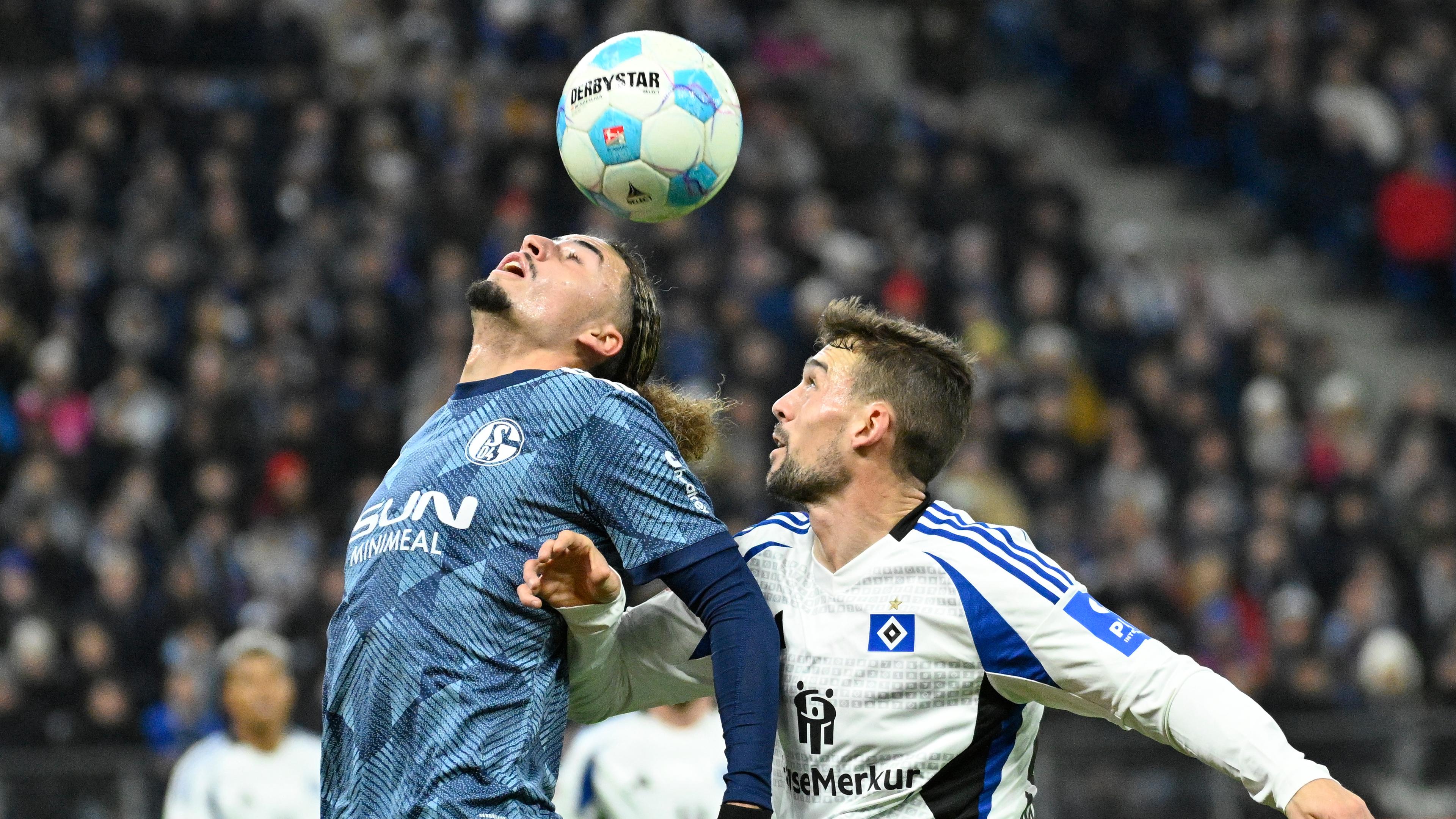 Schalkes Taylan Bulut (l) und Hamburgs Jonas Meffert kämpfen um den Ball.