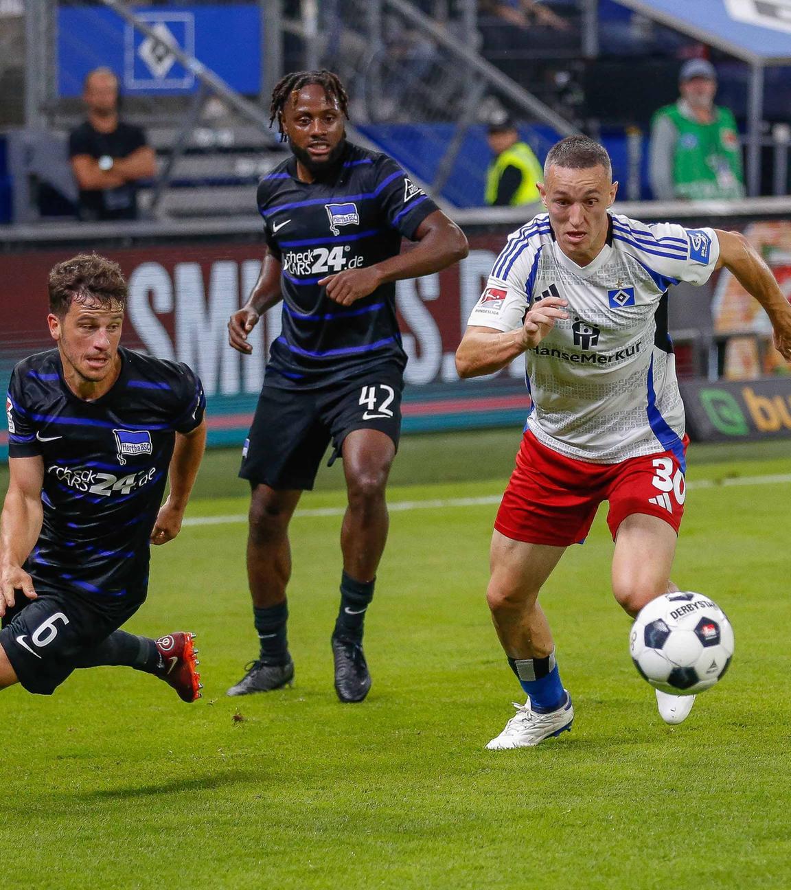 Silvan Hefti (HSV) und Diego Demme (Hertha, l.) kämpfen um den Ball.