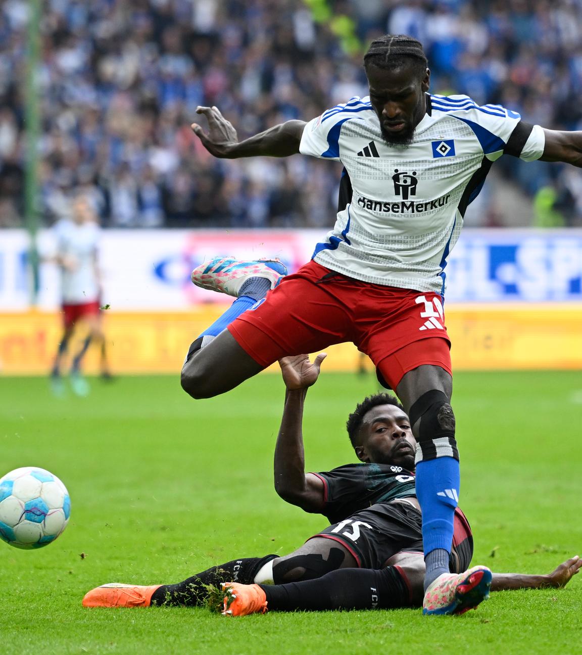 Magdeburgs Daniel Heber und Hamburgs Bakery Jatta kämfpen um den Ball. 