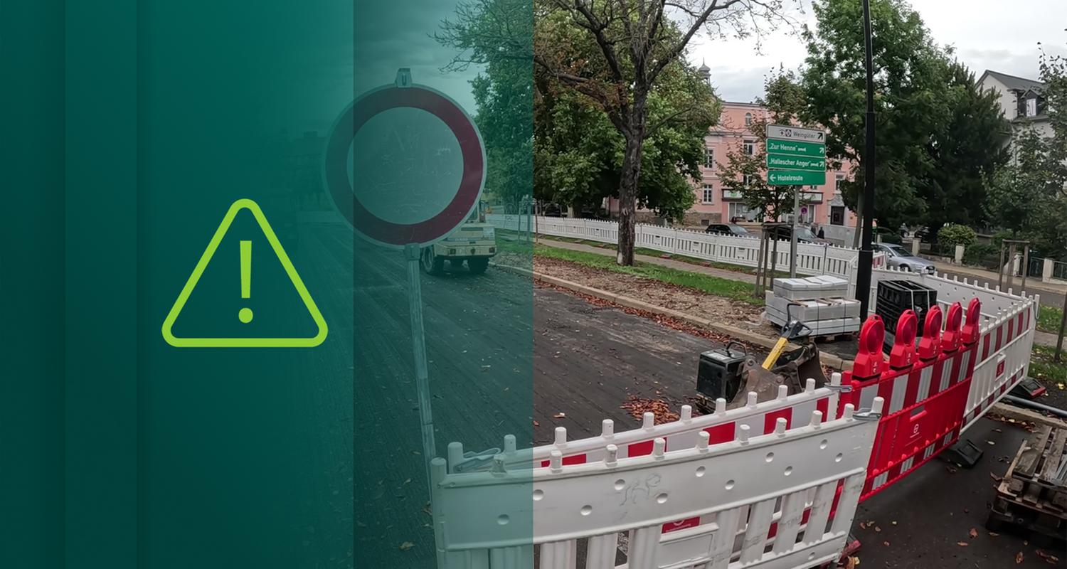 Straße mit Bäumen, im Vordergrund blaues Zebrastreifen-Verkehrsschild