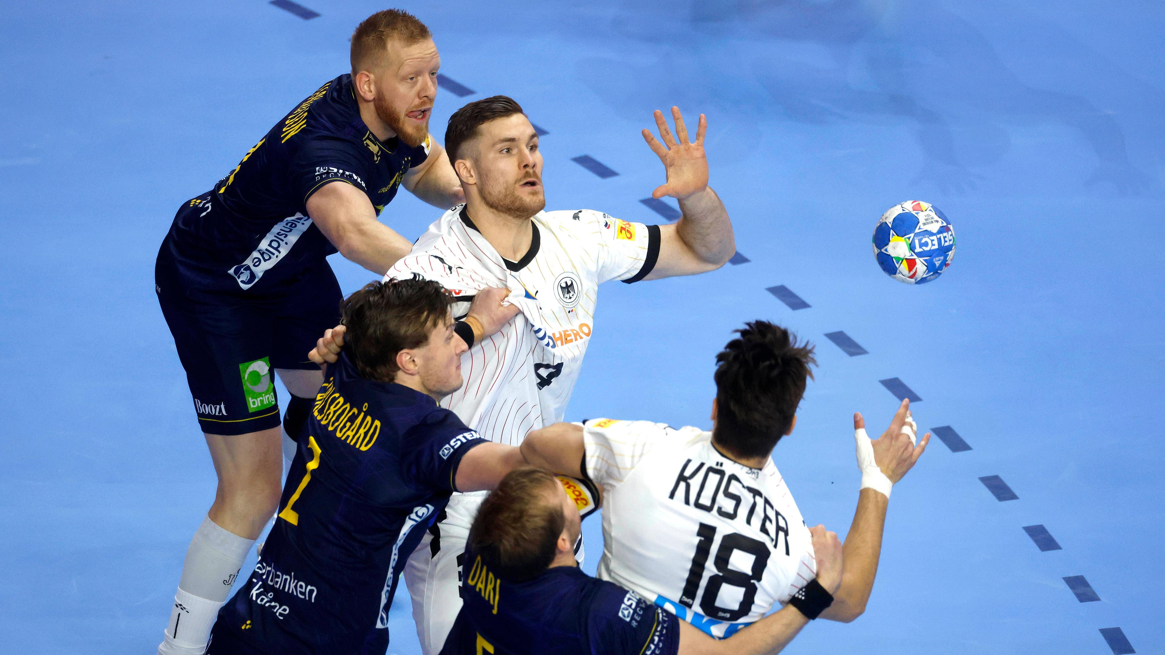 Handball-Europameisterschaft 2024, Spiel um Platz 3: Die Schweden Jim Gottfridsson, Jonathan Carlsbograd und Max Darj versuchen, Julian Köster und Johannes Golla zu stoppen.