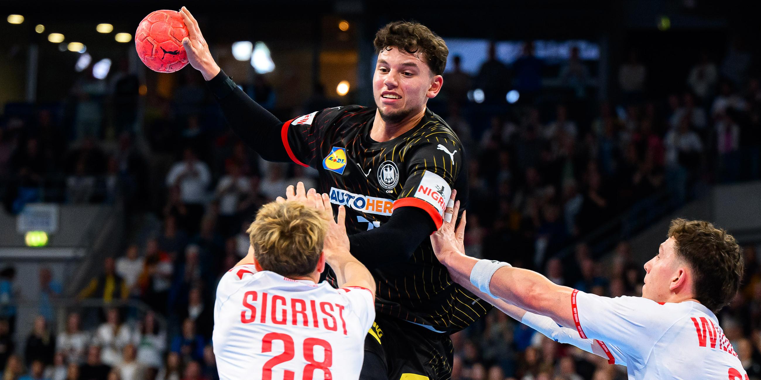 Handball-EM-Qualifikation, Deutschland - Schweiz am 7.11.2024 in Mannheim: Die Schweizer Luca Sigrist (l.) und Joel Willecke (r.) versuchen, Marko Grgic zu stoppen