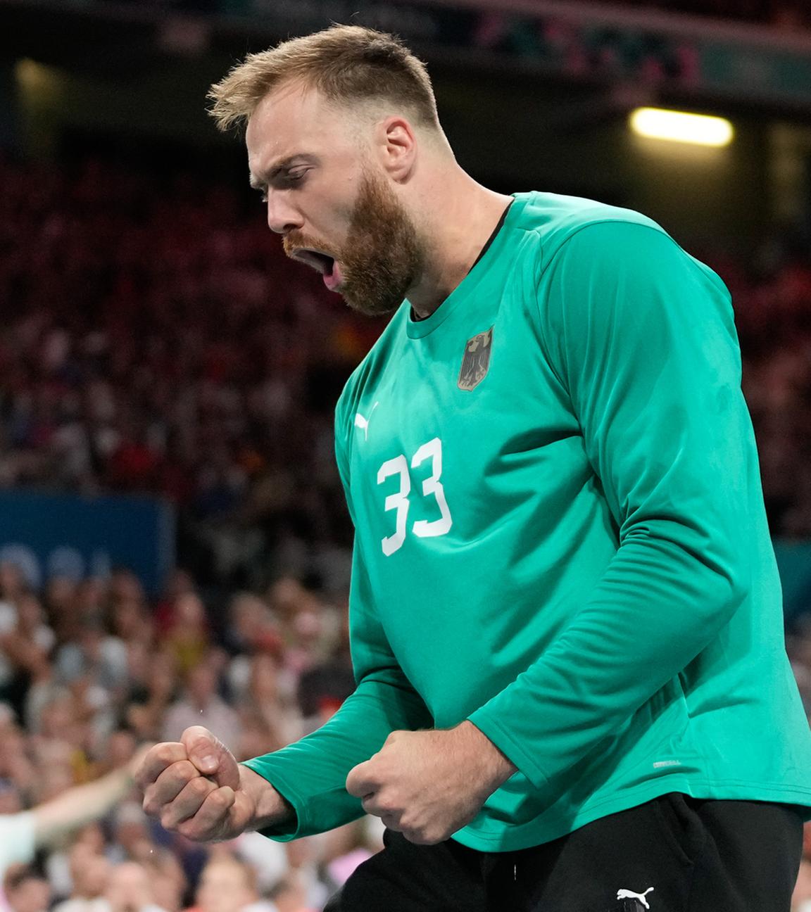 Der deutsche Torhüter Andreas Wolff reagiert während eines Handball-Halbfinalspiels.