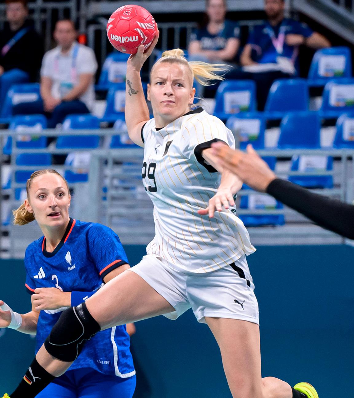 Deutsche Handballspielerin Antje Döll in Aktion.