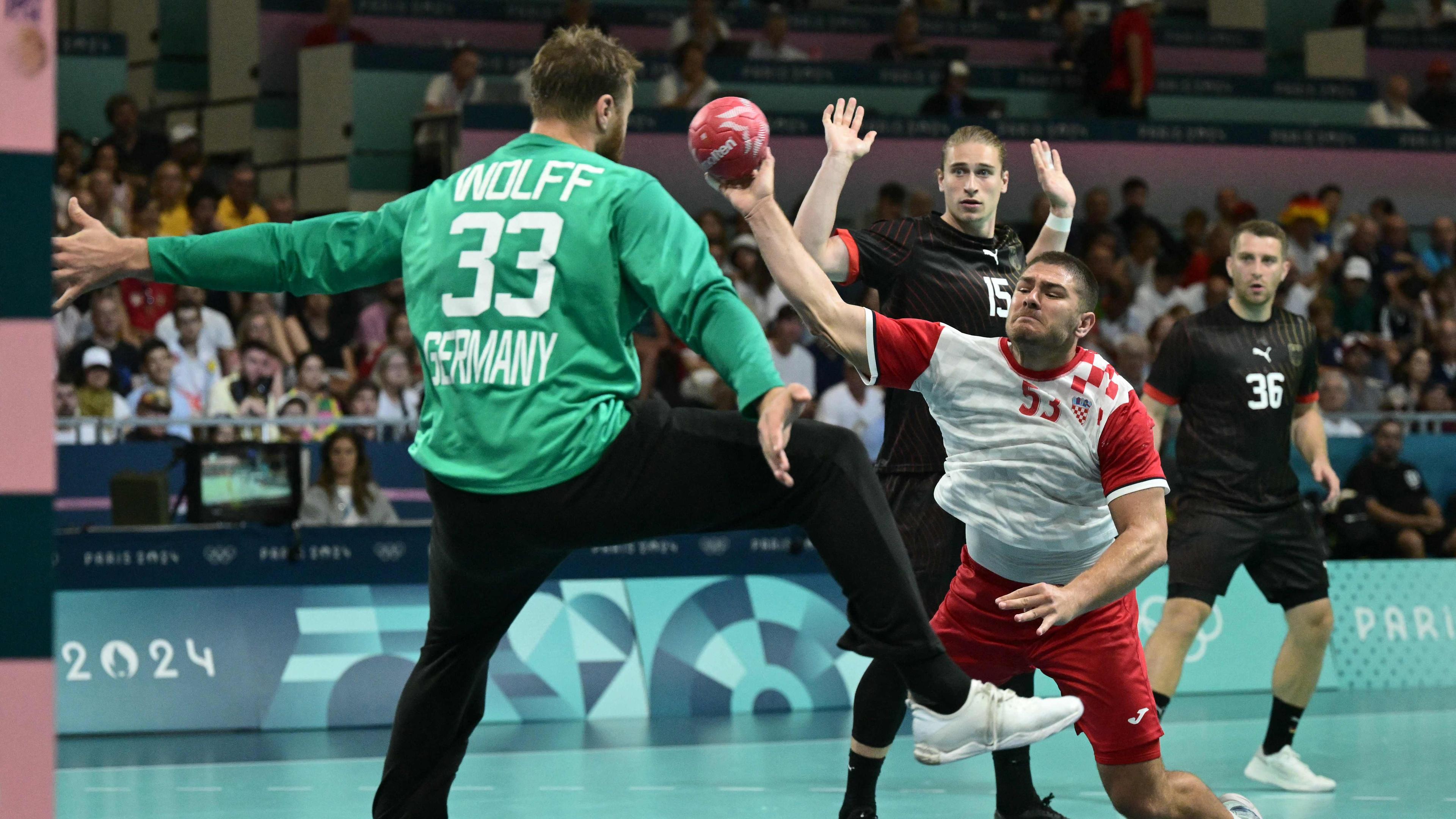 Die deutschen Handballer während dem Spiel gegen Kroatien bei den olympischen Spielen 2024.