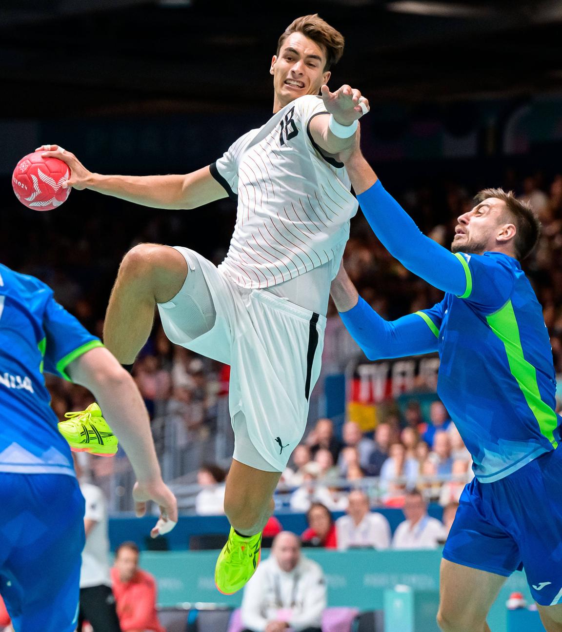 Der deutsche Handballer Julian Köster wirft auf das Slowenische Tor bei der Vorrunde des Herren Handball.