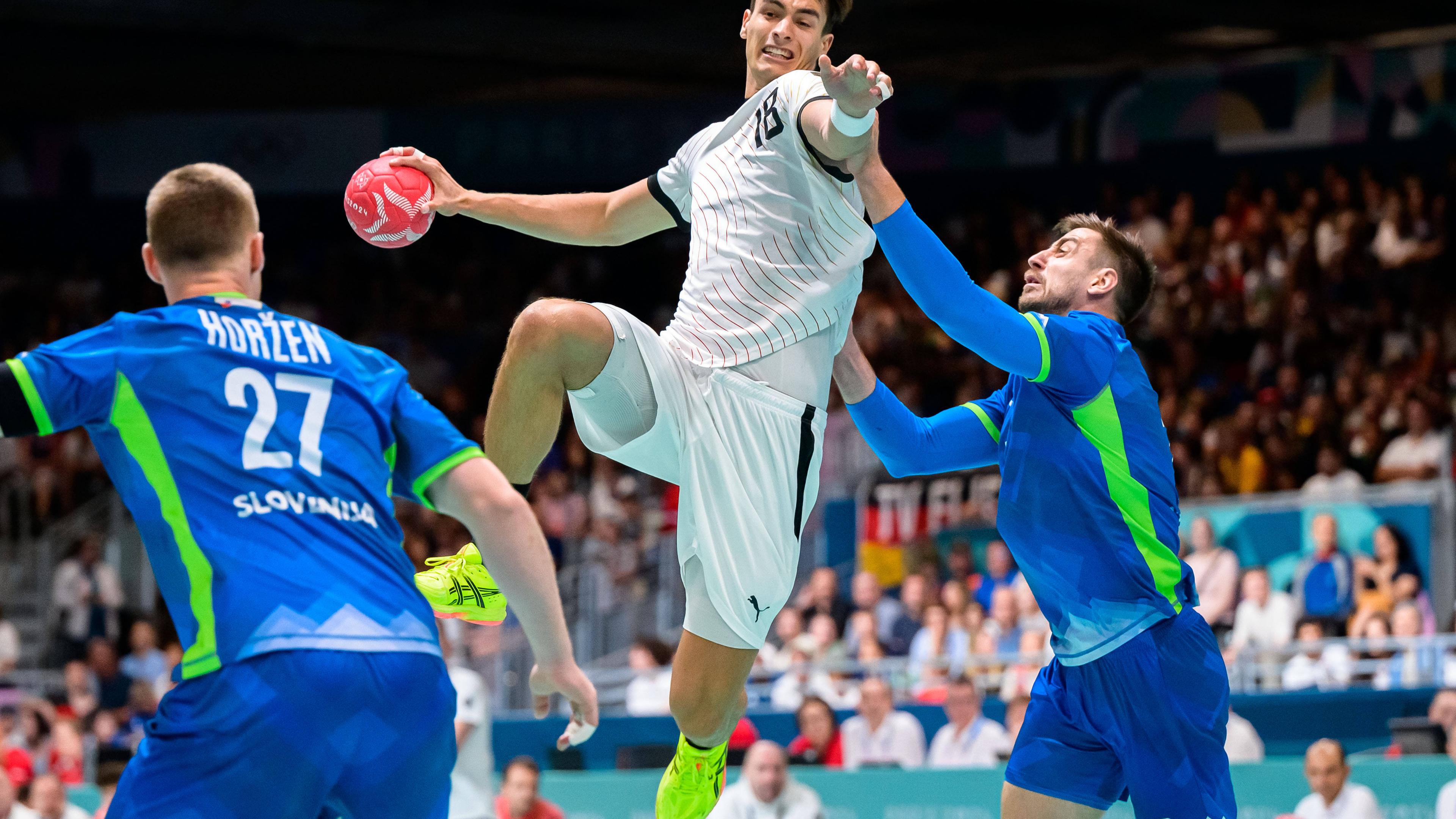 Der deutsche Handballer Julian Köster wirft auf das Slowenische Tor bei der Vorrunde des Herren Handball.