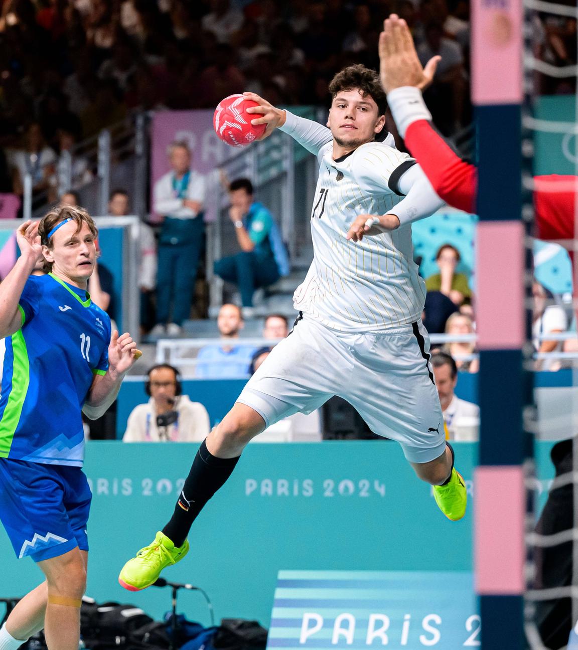 Der deutsche Handballer Marko Grgic wirft auf das Slowenische Tor mit Torwart Urh Kastelic bei der Vorrunde des Herren Handball.