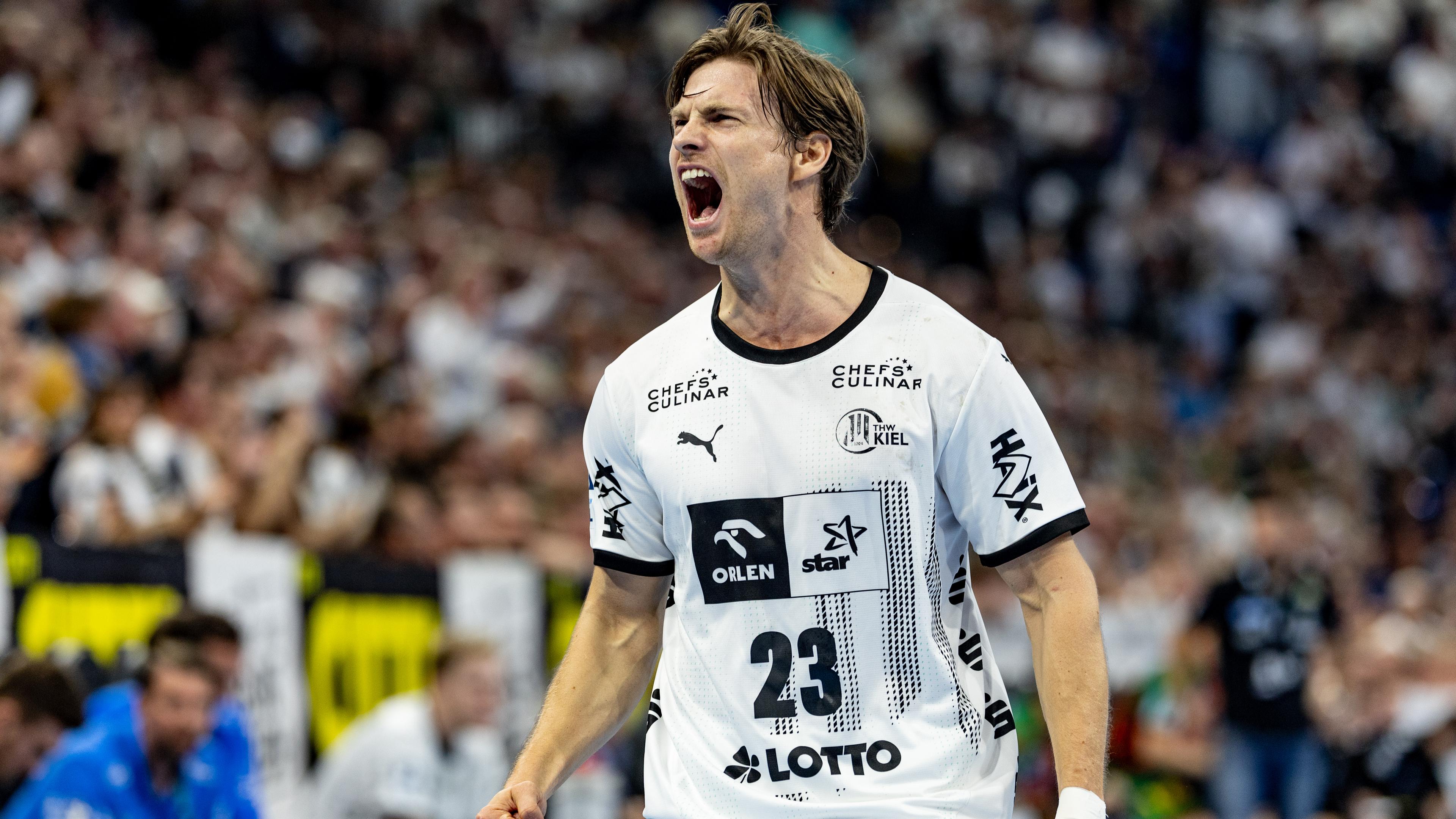 Rune Dahmke vom THW Kiel feiert den Sieg gegen Magdeburg.