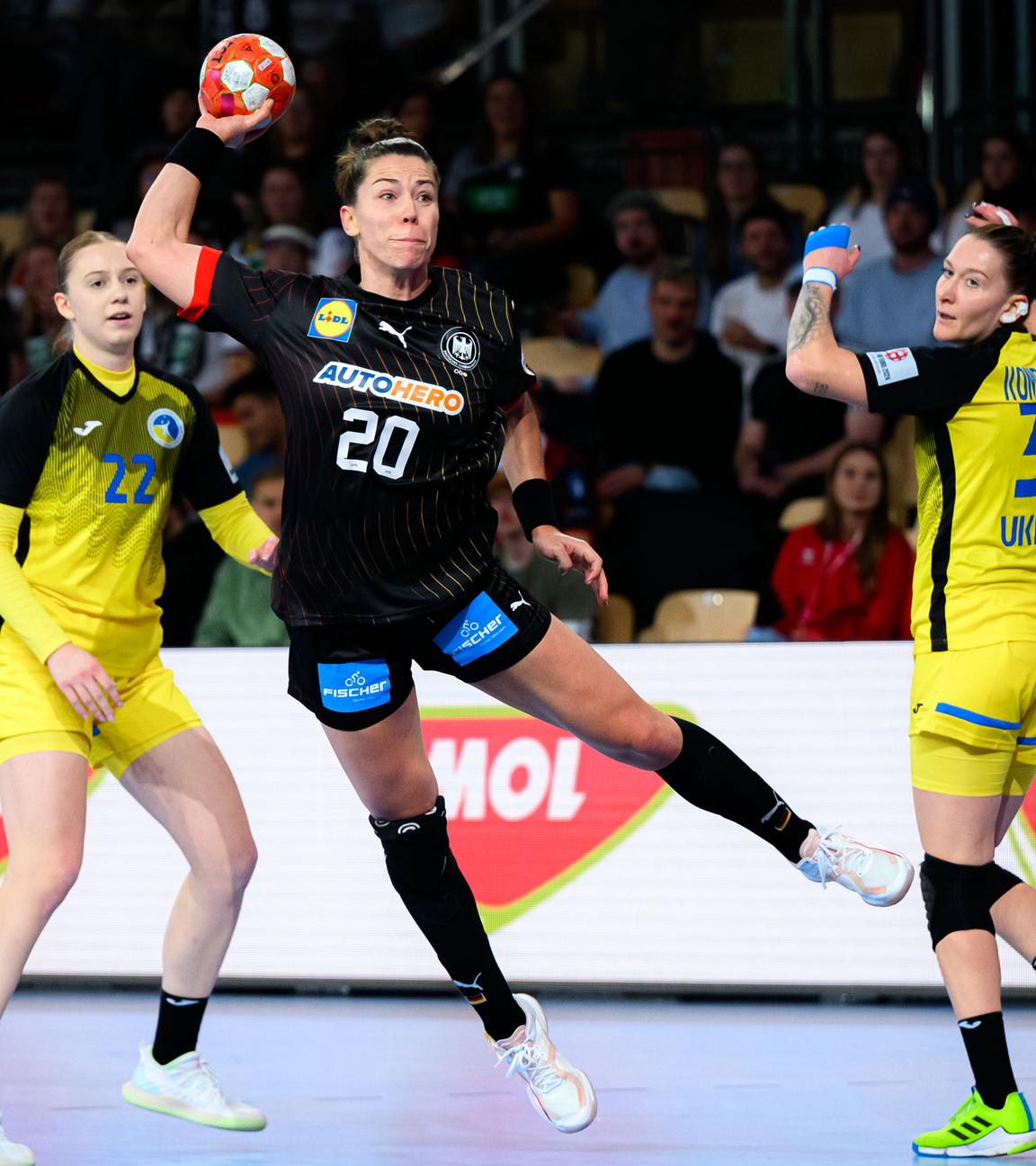 Handball, Frauen-EM, Deutschland - Ukraine: Emily Bölk (M.) beim Torwurf. Links Kateryna Kozak, rechts Iryna Kompaniiets.