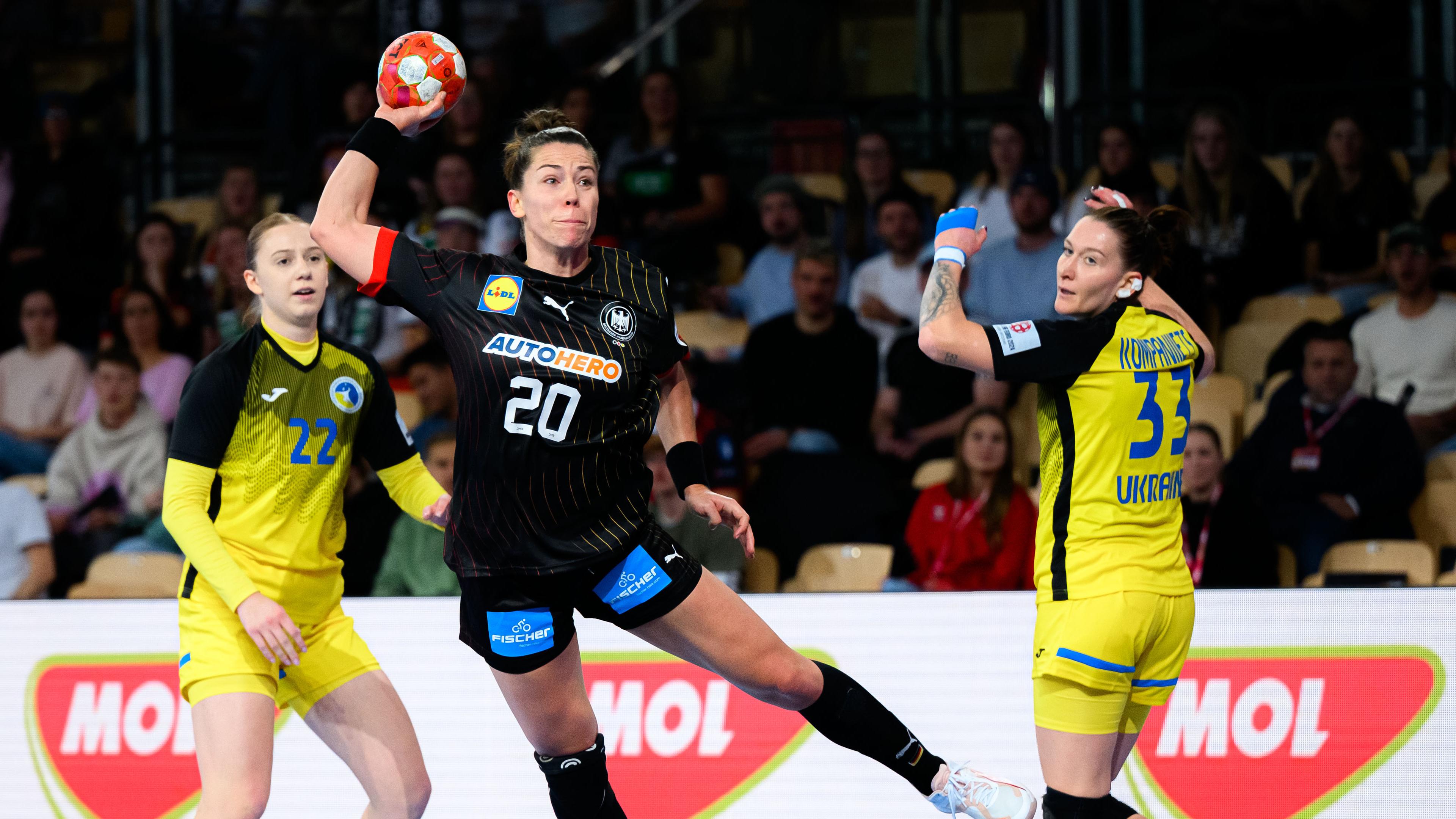 Handball, Frauen-EM, Deutschland - Ukraine: Emily Bölk (M.) beim Torwurf. Links Kateryna Kozak, rechts Iryna Kompaniiets.