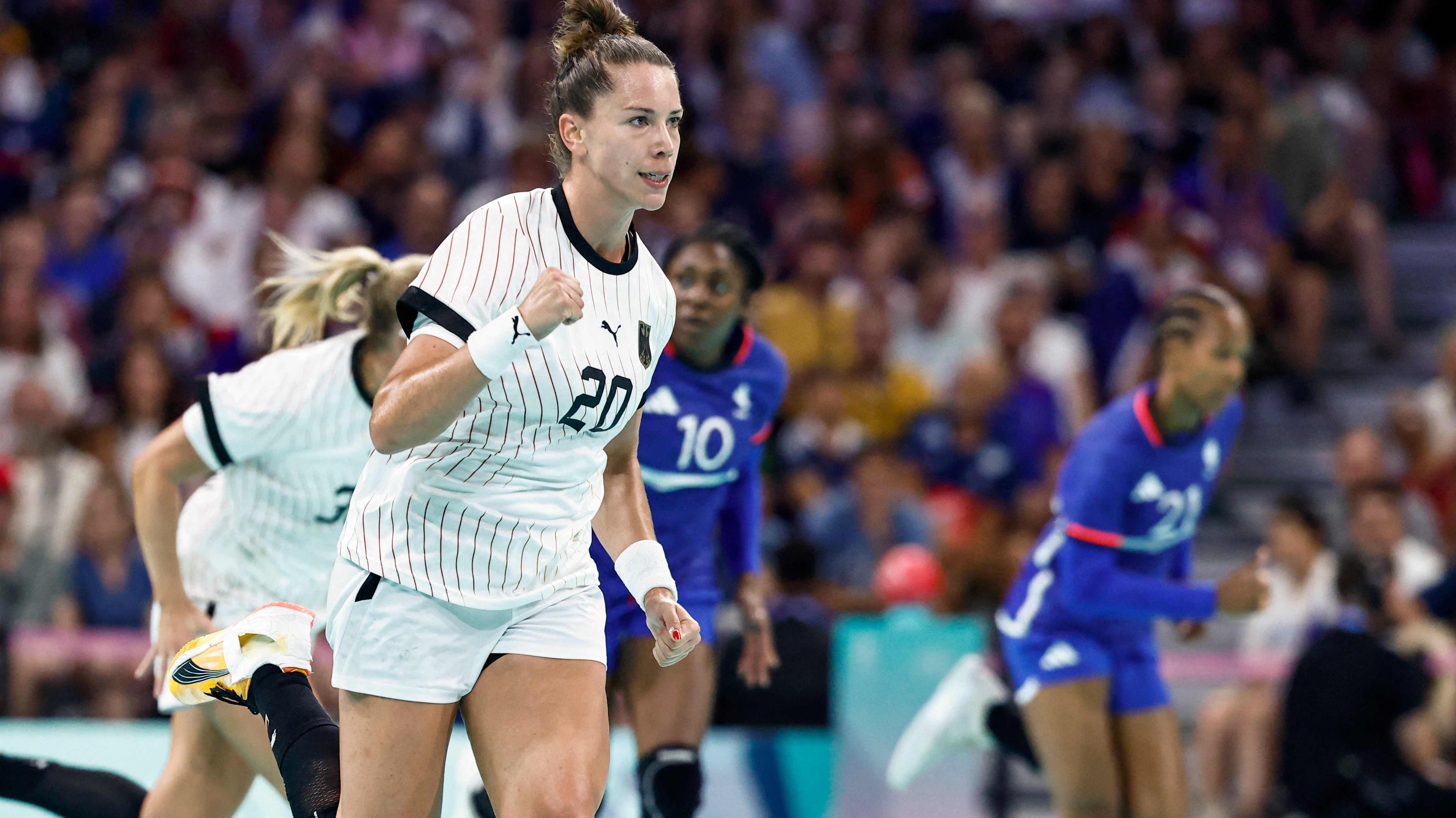 Handball: Die deutsche Nationalspielerin Emily Bölk ballt die Faust