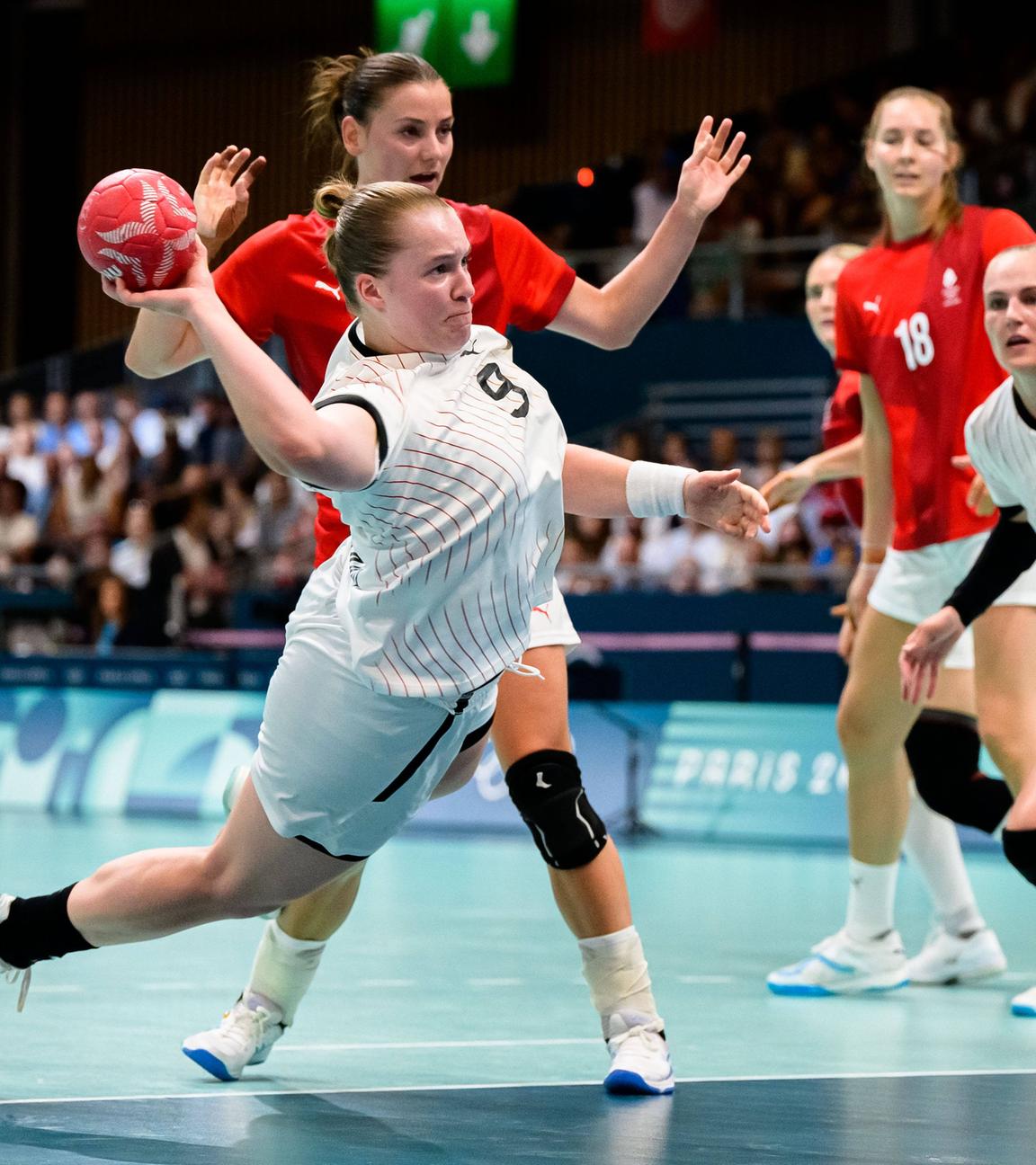 Die deutsche Handballerin Lisa Antl wirft auf das dänische Tor.