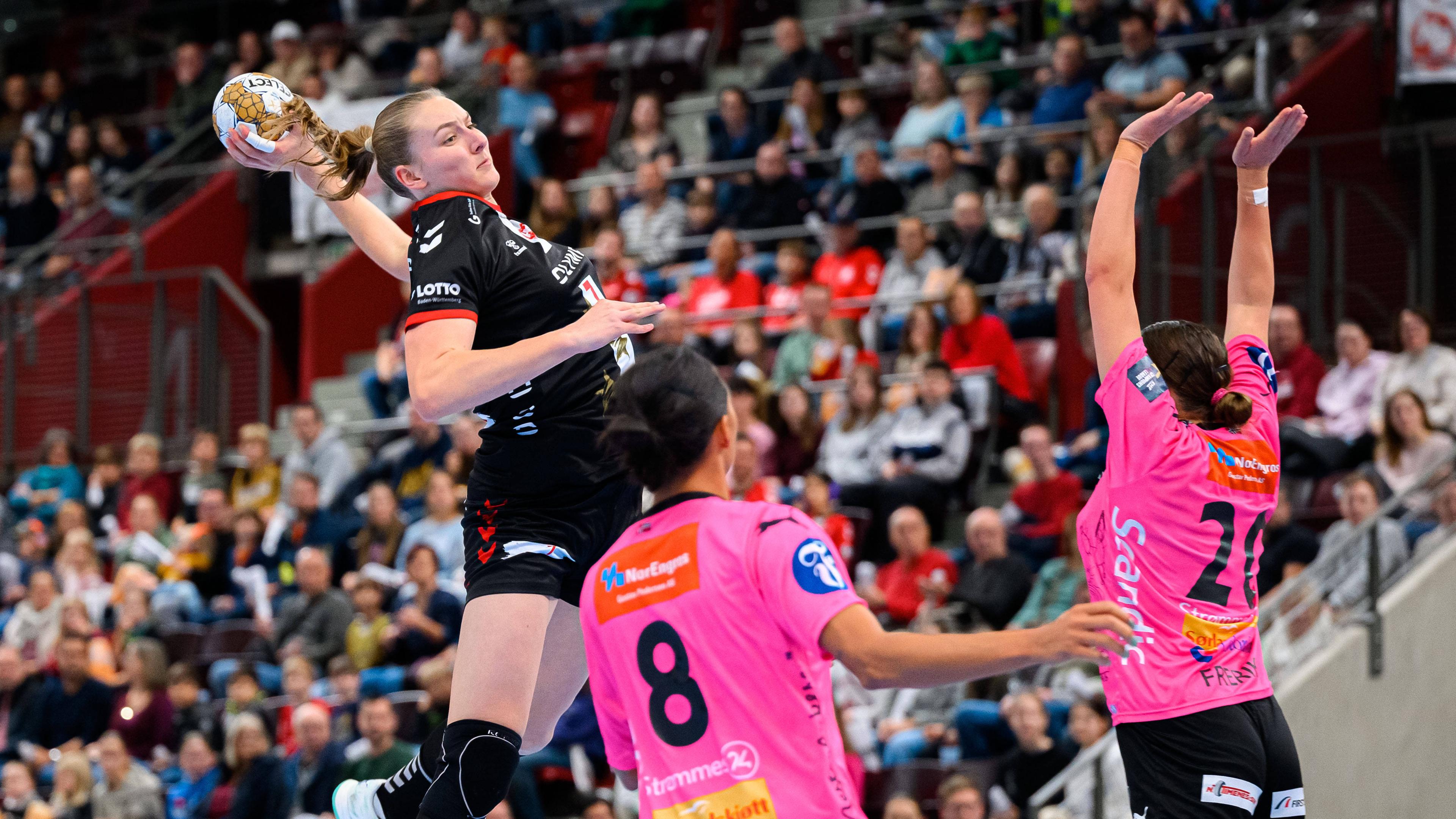 Handball, Frauen-Champions League, HB Ludwigsburg - Vipers Kristiansand: Viola Leuchter (Ludwigsburg) beim Sprungwurf. Jamina Roberts, Merel Freriks (Kristiansand) können nicht megr blocken