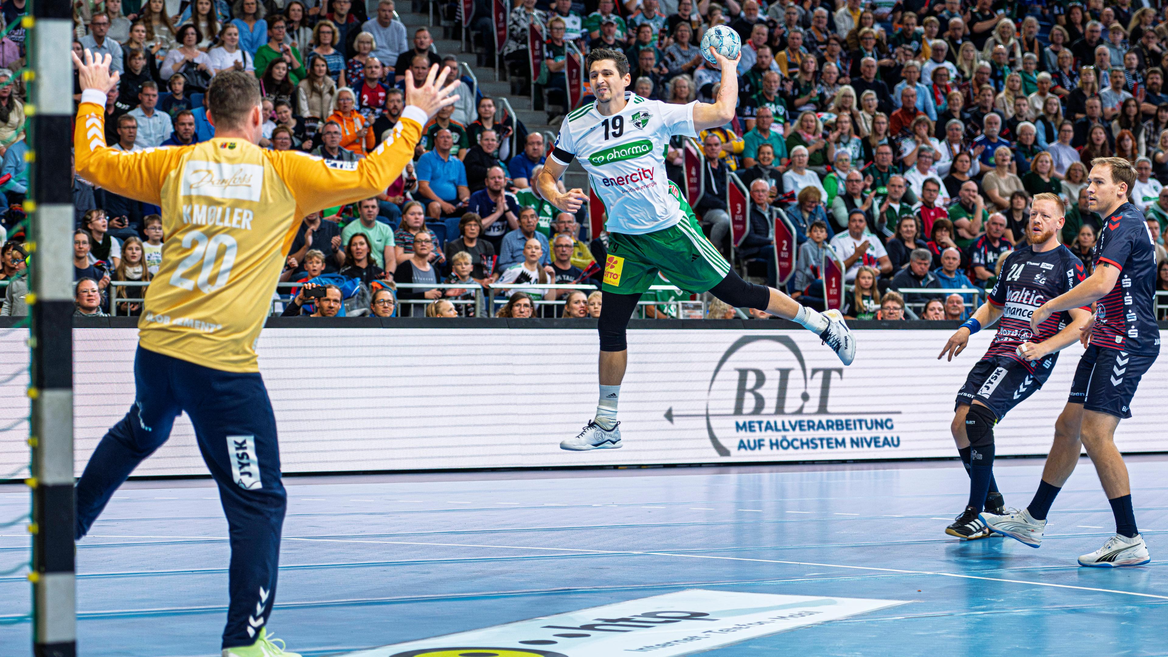 Marius Steinhauser vom TSV Hannover-Burgdorf wirft auf das Tor der SG Flensburg-Handewitt.