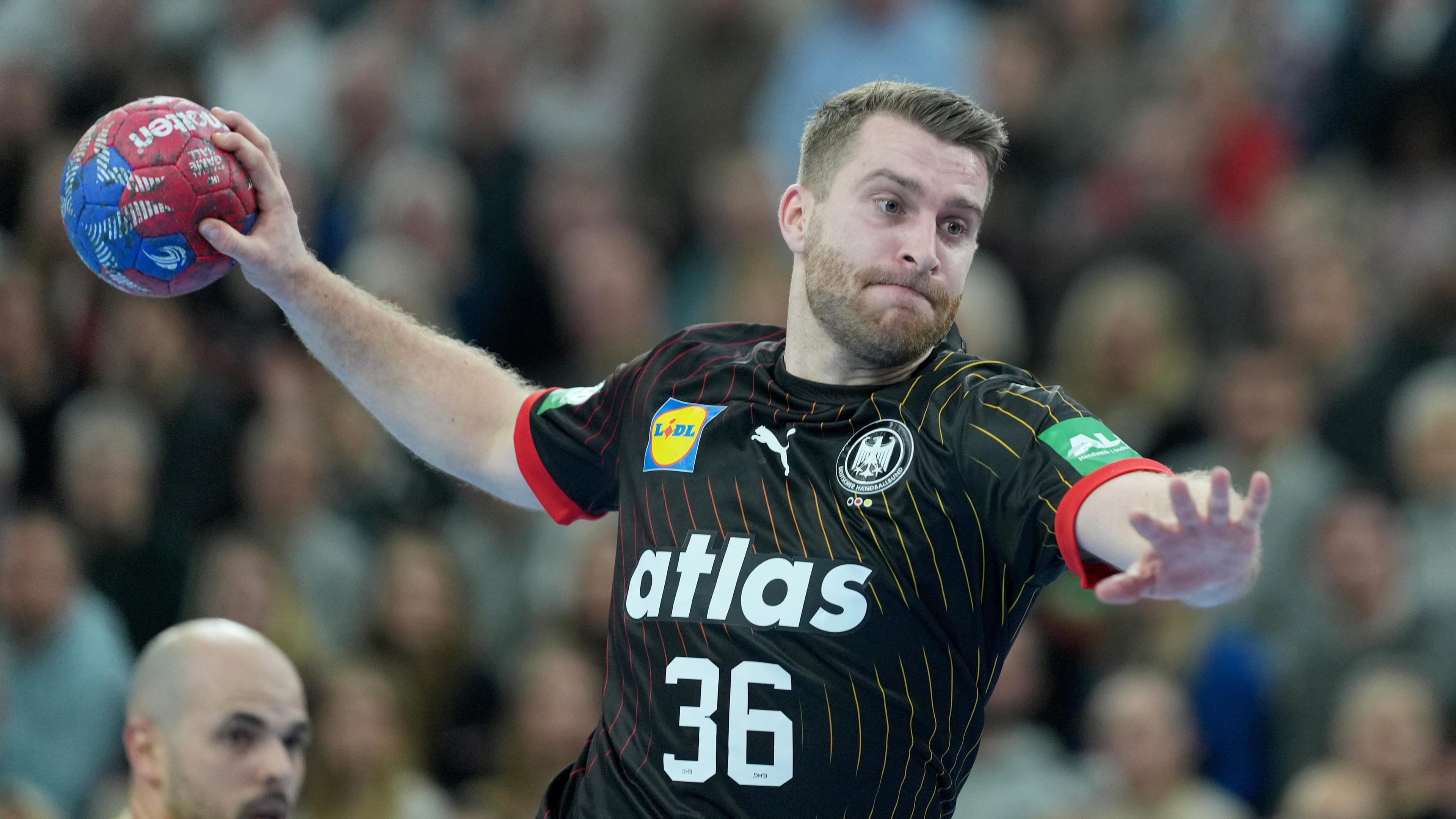 Handball, Länderspiel, Deutschland - Brasilien, GP Joule Arena, Deutschlands Lukas Mertens wirft auf das Tor.