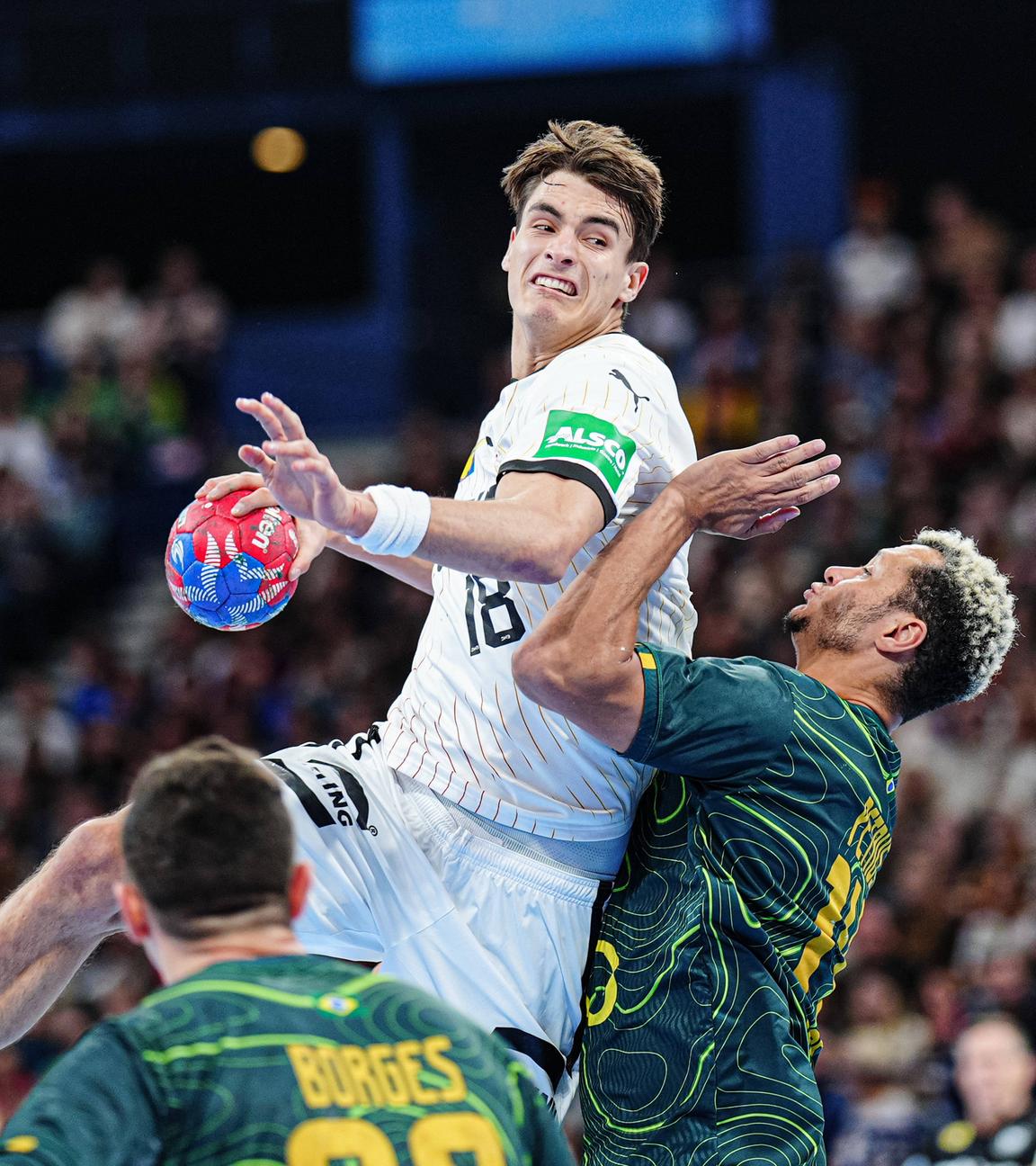 Der deutsche Handballer Julian Köster wirft den Ball aufs brasilianische Tor.