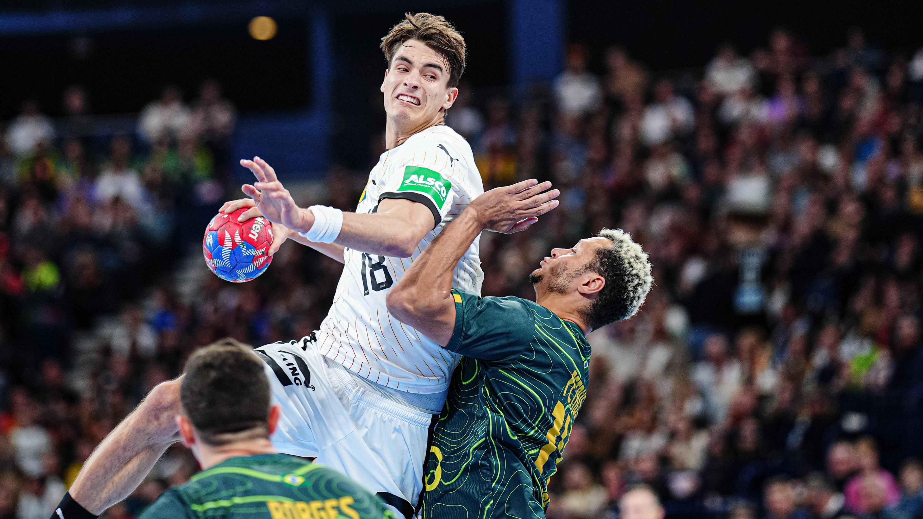 Der deutsche Handballer Julian Köster wirft den Ball aufs brasilianische Tor.