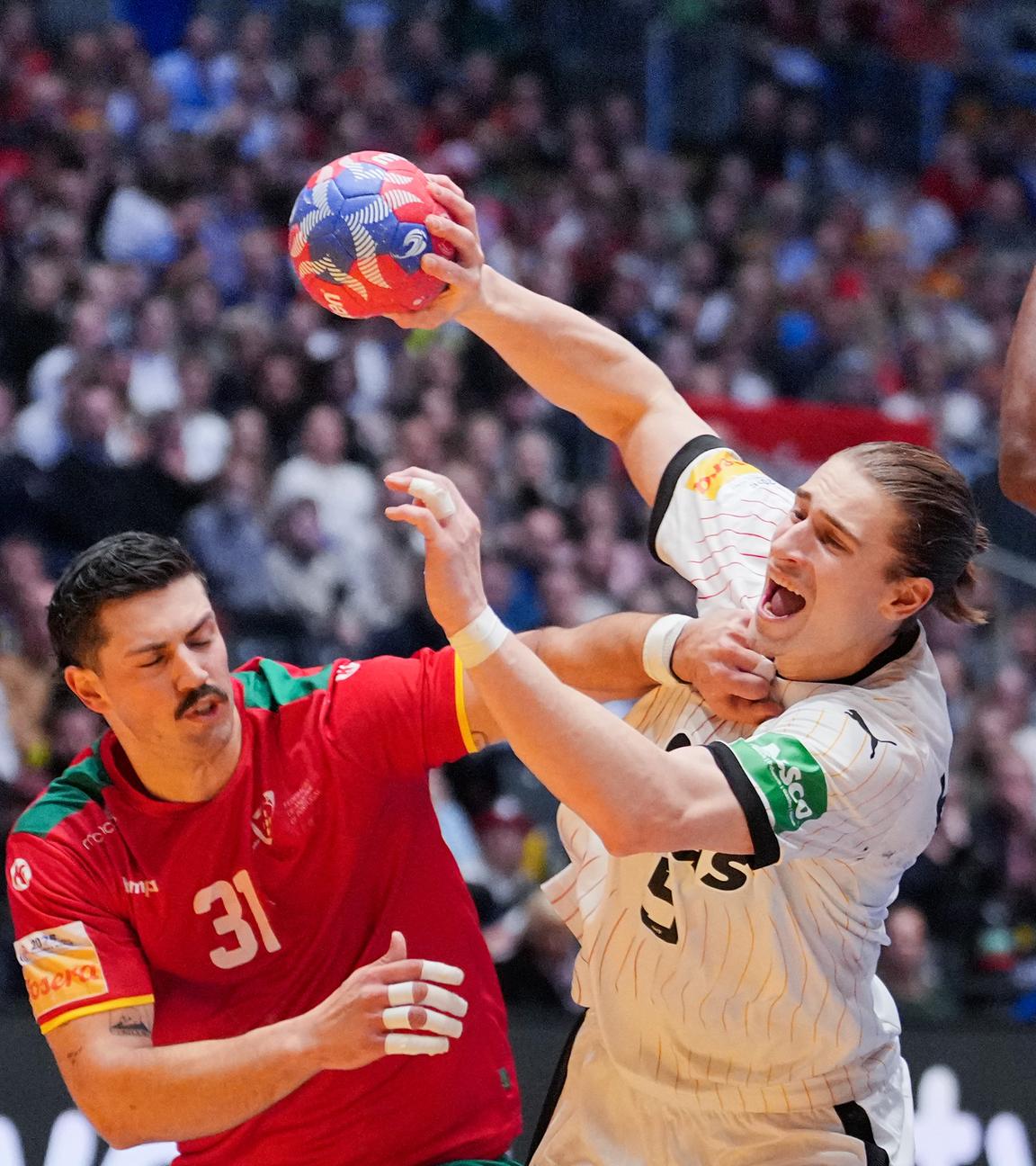 Deutschlands Juri Knorr (M) spielt gegen Portugals Victor Iturriza (r) und Portugals Salvador Salvador.