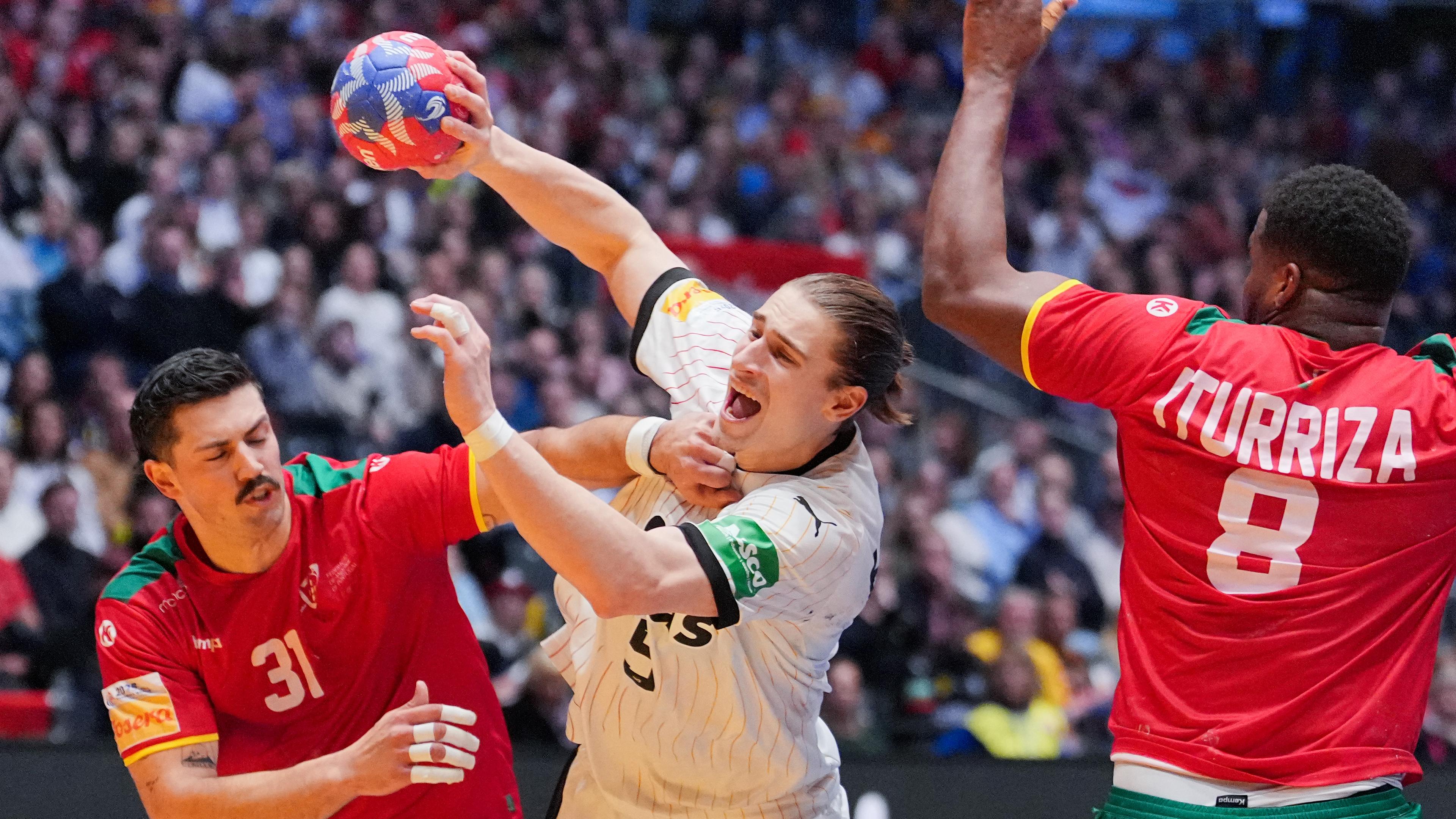 Deutschlands Juri Knorr (M) spielt gegen Portugals Victor Iturriza (r) und Portugals Salvador Salvador.