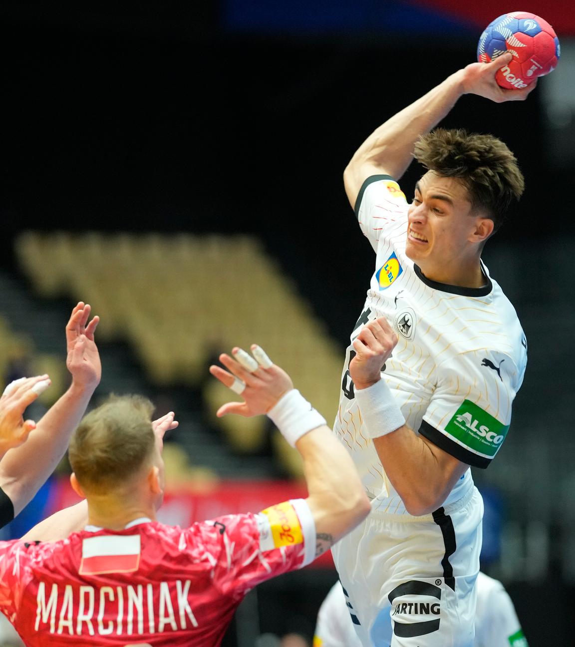 Deutschlands Julian Köster wirft den Ball auf das polnische Tor.