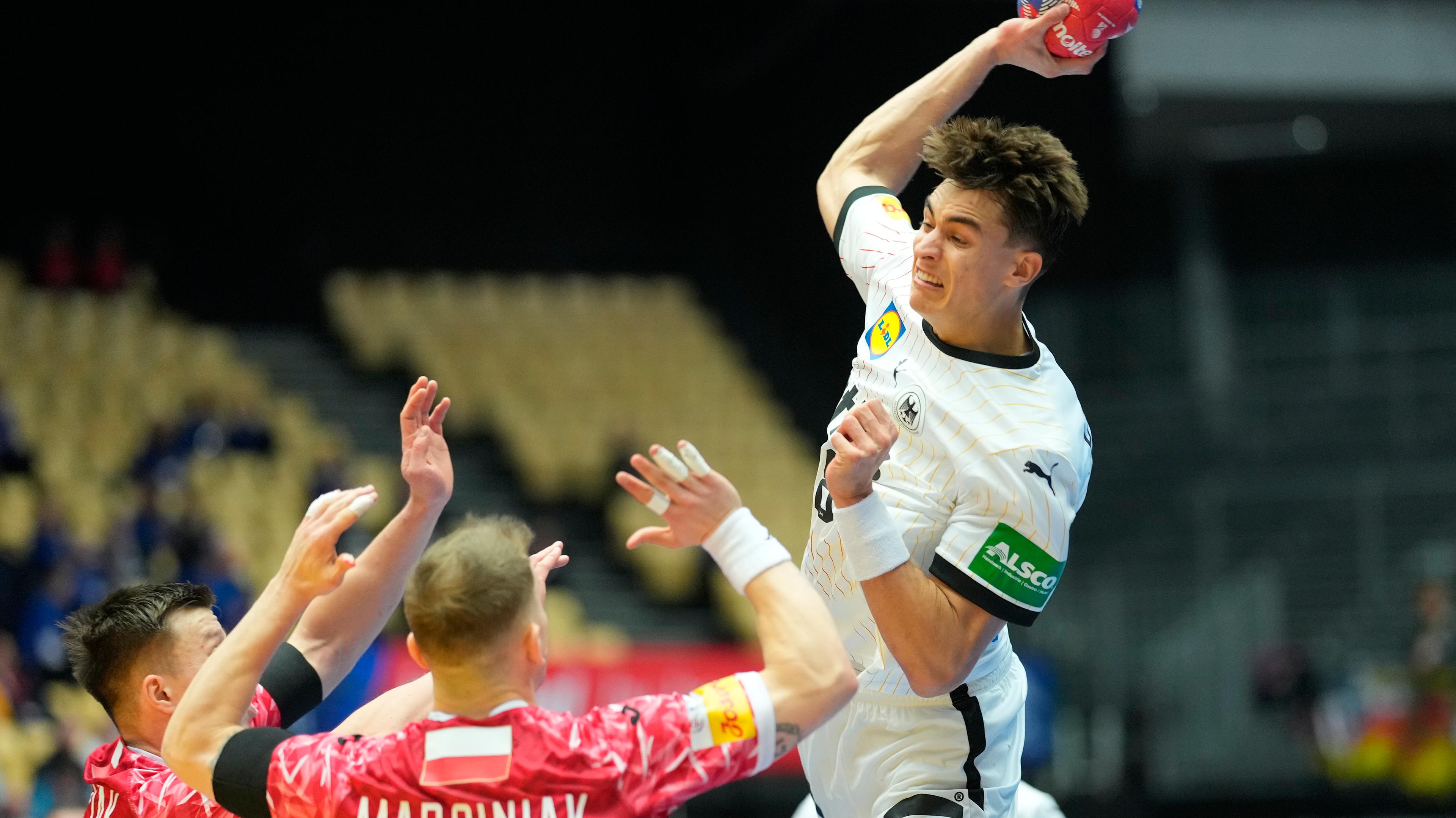 Deutschlands Julian Köster wirft den Ball auf das polnische Tor.