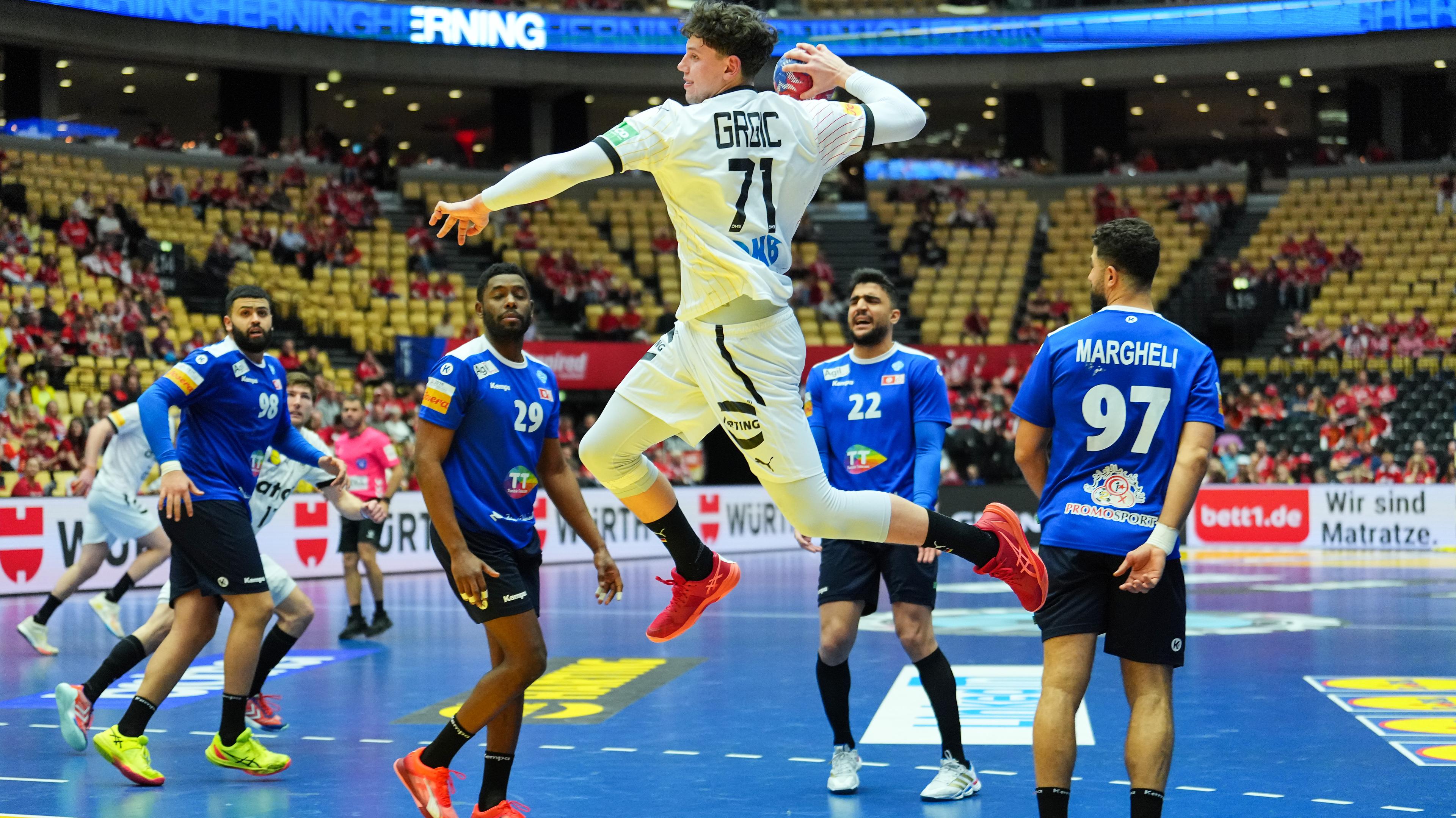 Der deutsche Handballer Marko Grgic wirft auf das tunesische Tor.