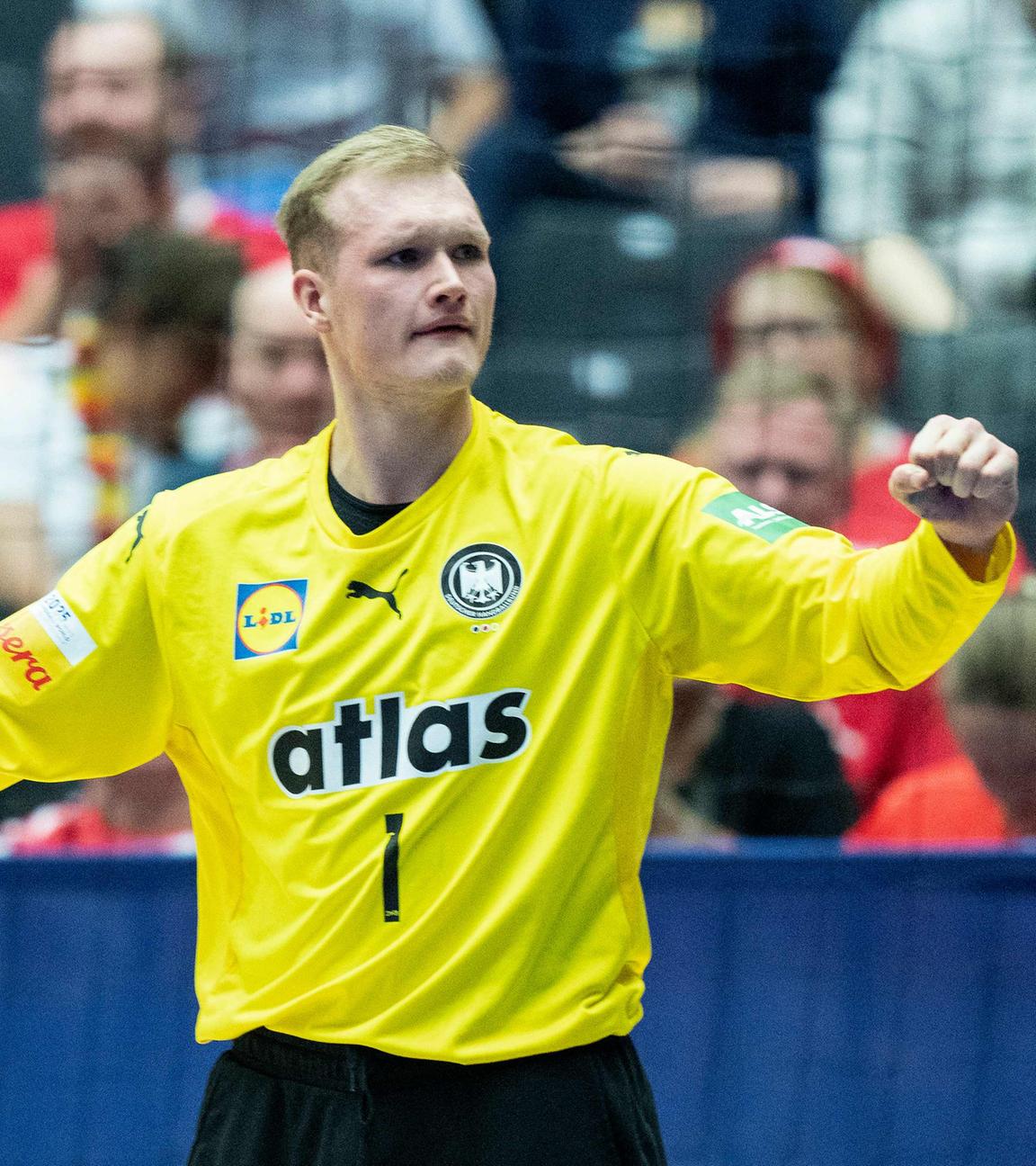 Deustchlands Handballtorwart David Späth jubelt während dem Spiel gegen Tunesien.