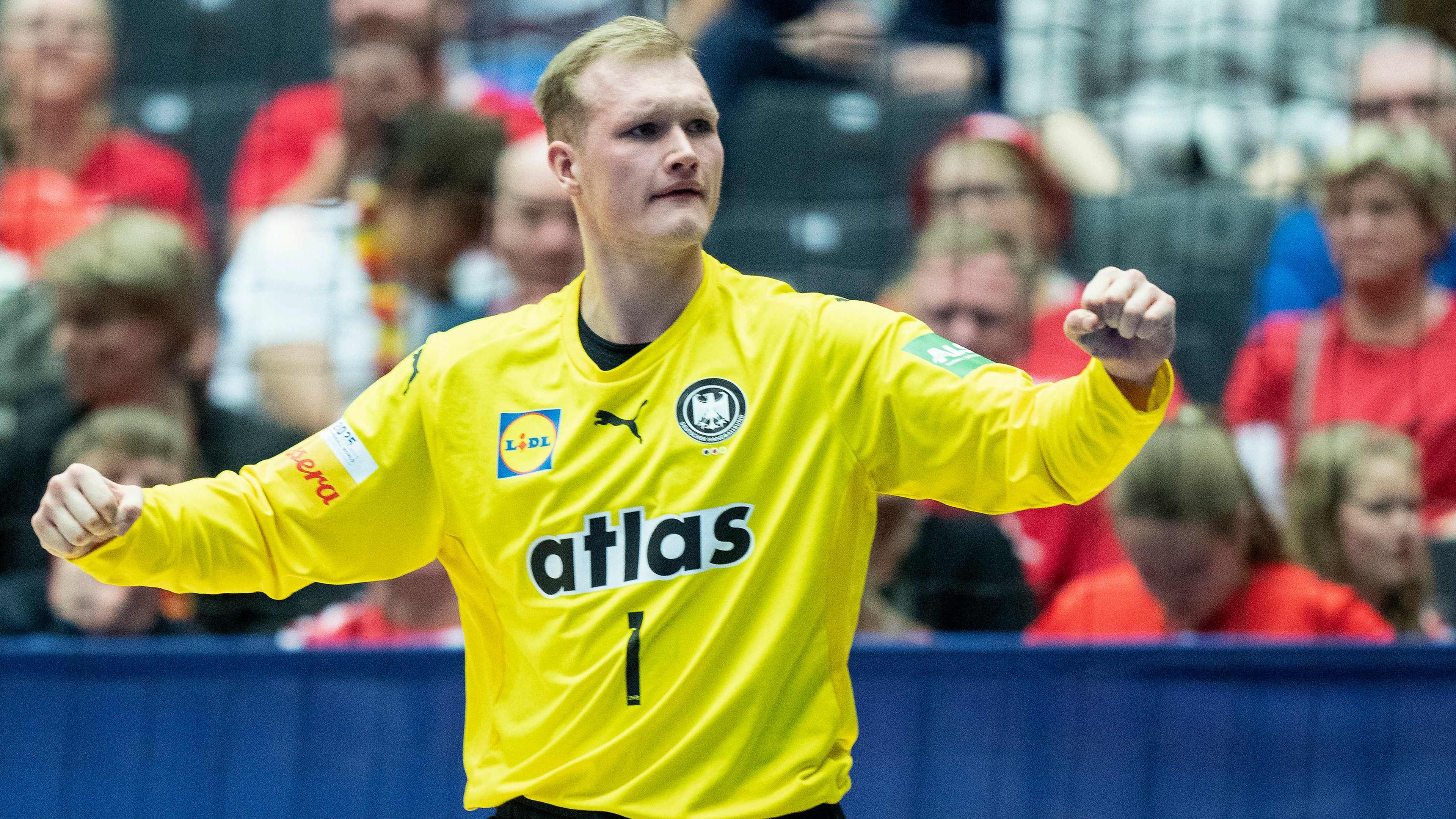 Deustchlands Handballtorwart David Späth jubelt während dem Spiel gegen Tunesien.