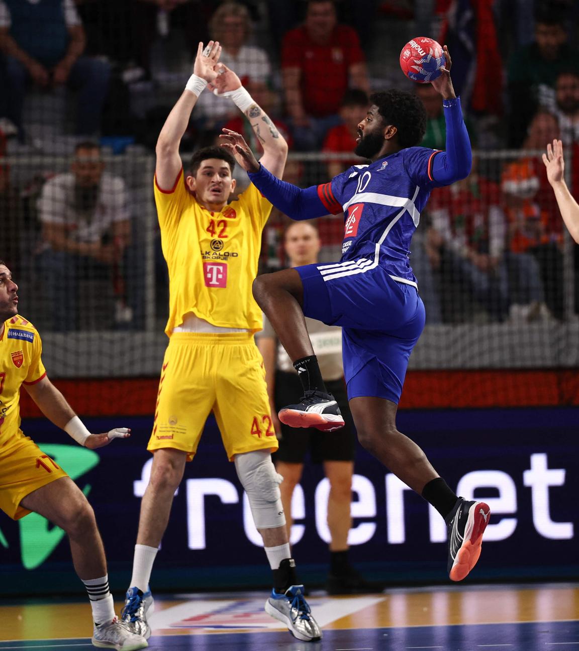 Der französiche Handballer Dika Mem springt in die Höhe um den Ball auf das Tor von Nordmazedonien zu werfen.