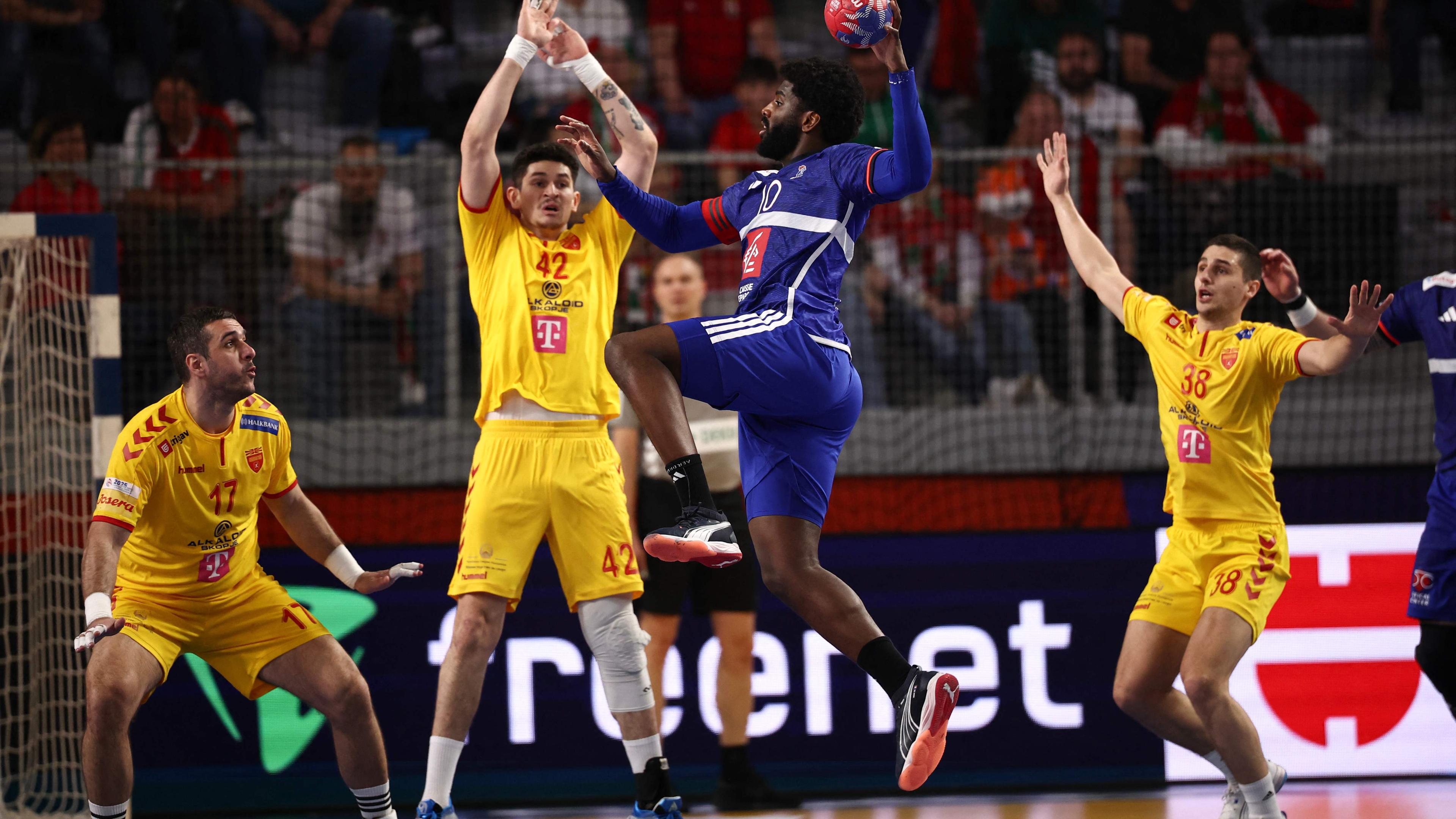 Der französiche Handballer Dika Mem springt in die Höhe um den Ball auf das Tor von Nordmazedonien zu werfen.