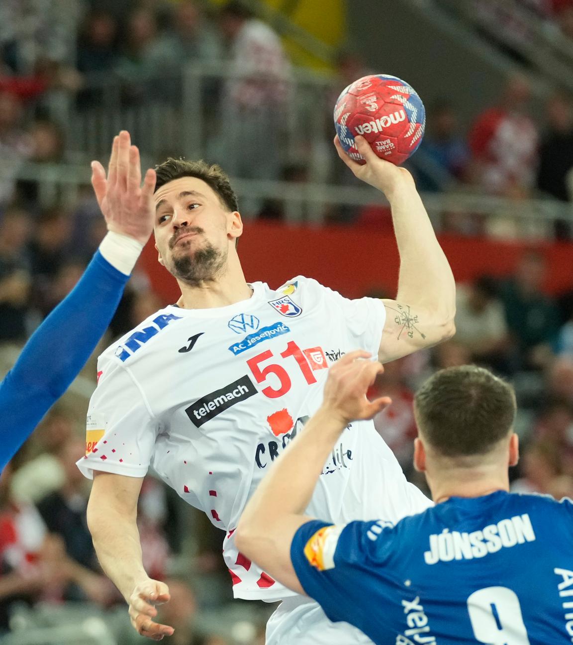 Kroatiens Ivan Martinovic am Ball im Spiel gegen Island