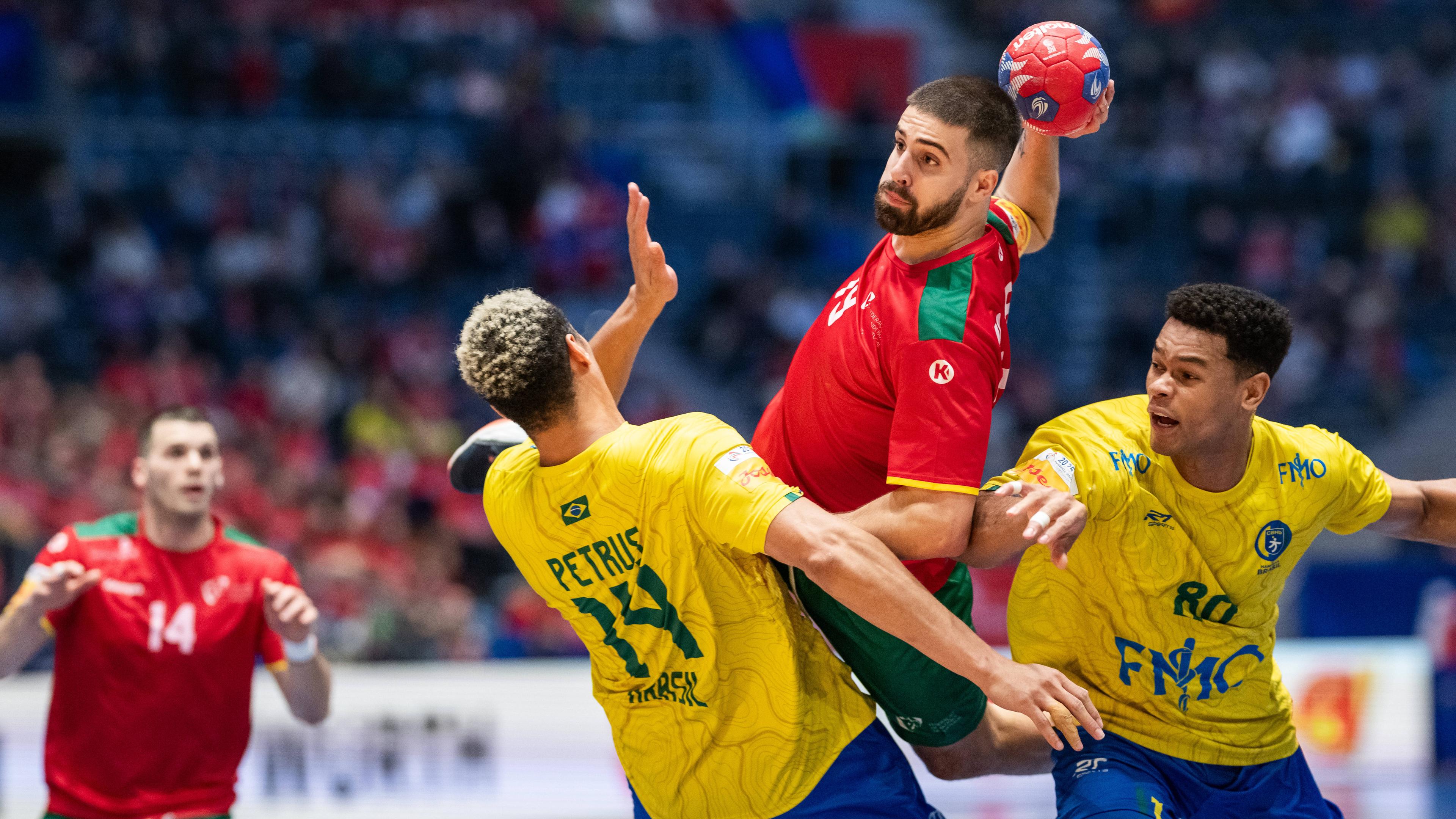 Die Brasilianer Thiagus Petrus und Edney Oliveira verteidigen das Tor gegen Martim Costa aus Portugal.