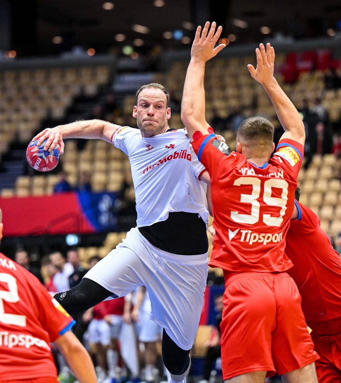 Handballer Lenny Rubin aus der Schweiz wirft den Ball auf das tschechische Tor bei der Handball-WM.