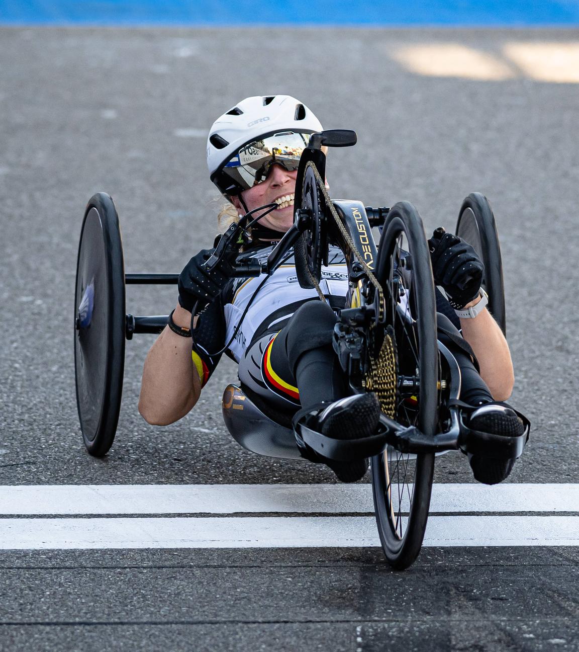 Schweiz, Zürich: Handbikerin Annika Zeyen-Giles überquert die Ziellinie