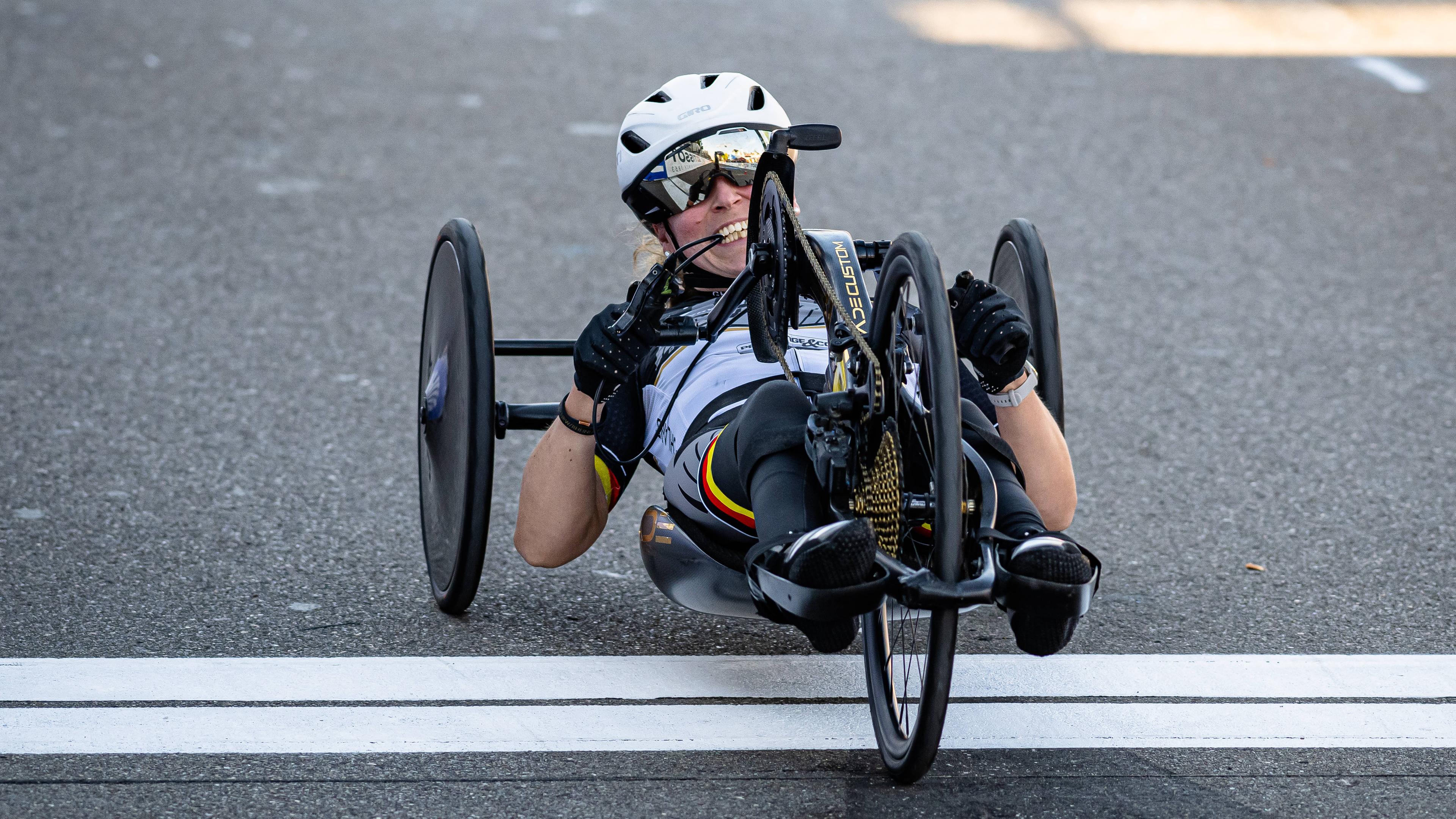 Schweiz, Zürich: Handbikerin Annika Zeyen-Giles überquert die Ziellinie