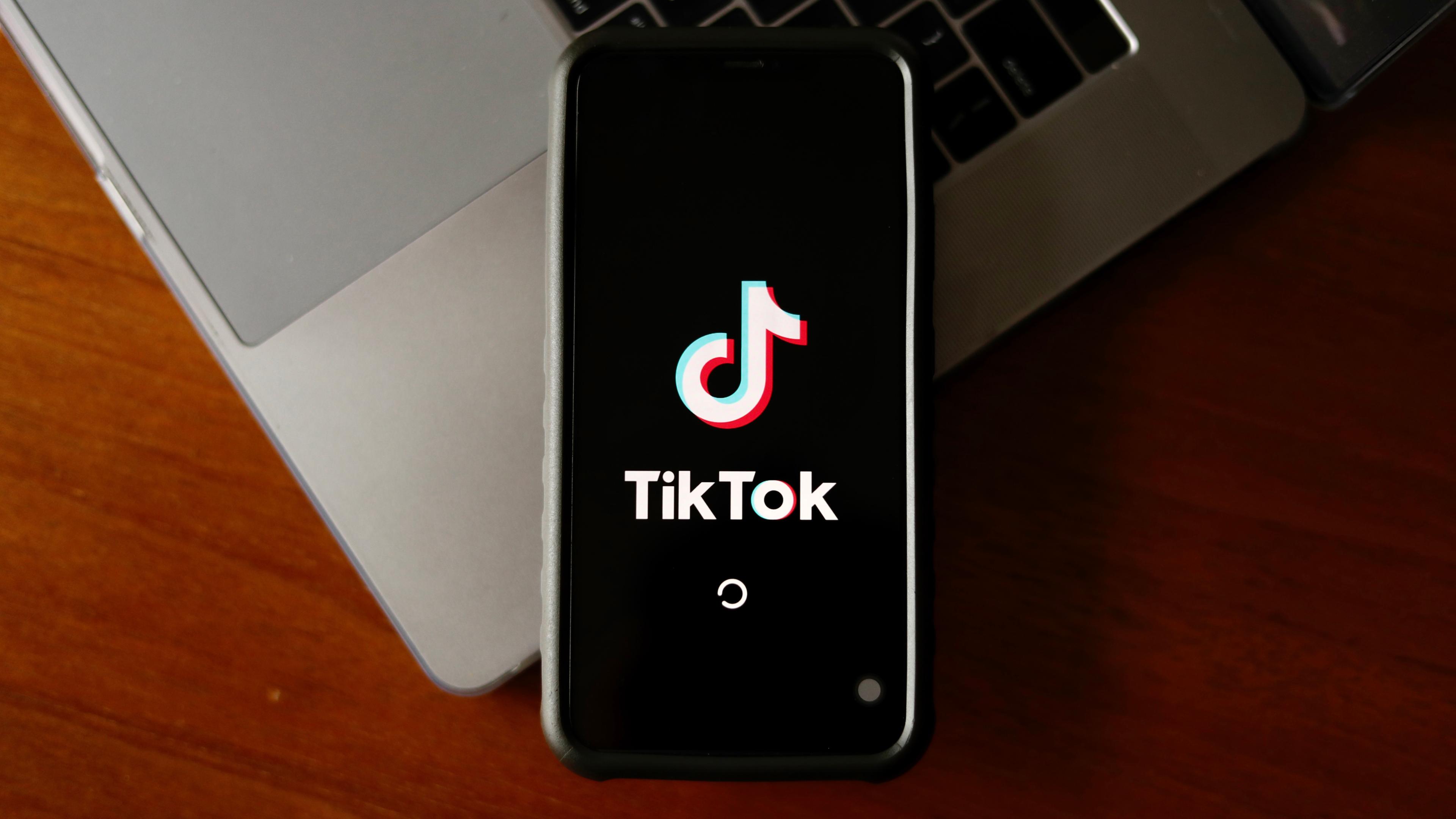 Handy mit TikTok-App