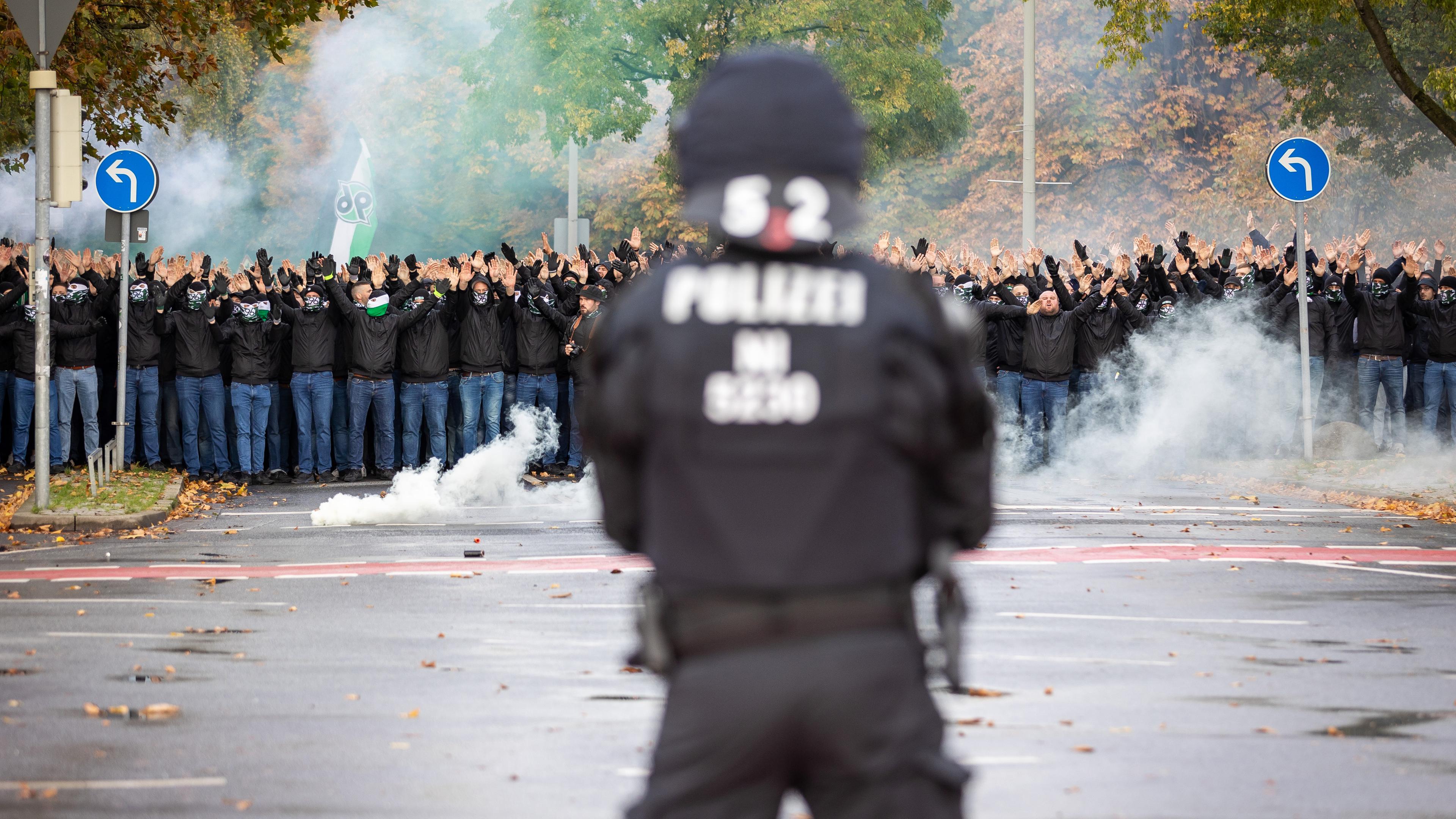 Niedersachsen, Hannover: Hannover 96 - Eintracht Braunschweig, Fanmarsch von Fans von Hannover 96 zum Stadion. Die Polizei begleitet das als Hochrisikospiel eingestufte Derby mit einem Großaufgebot. Archivbild