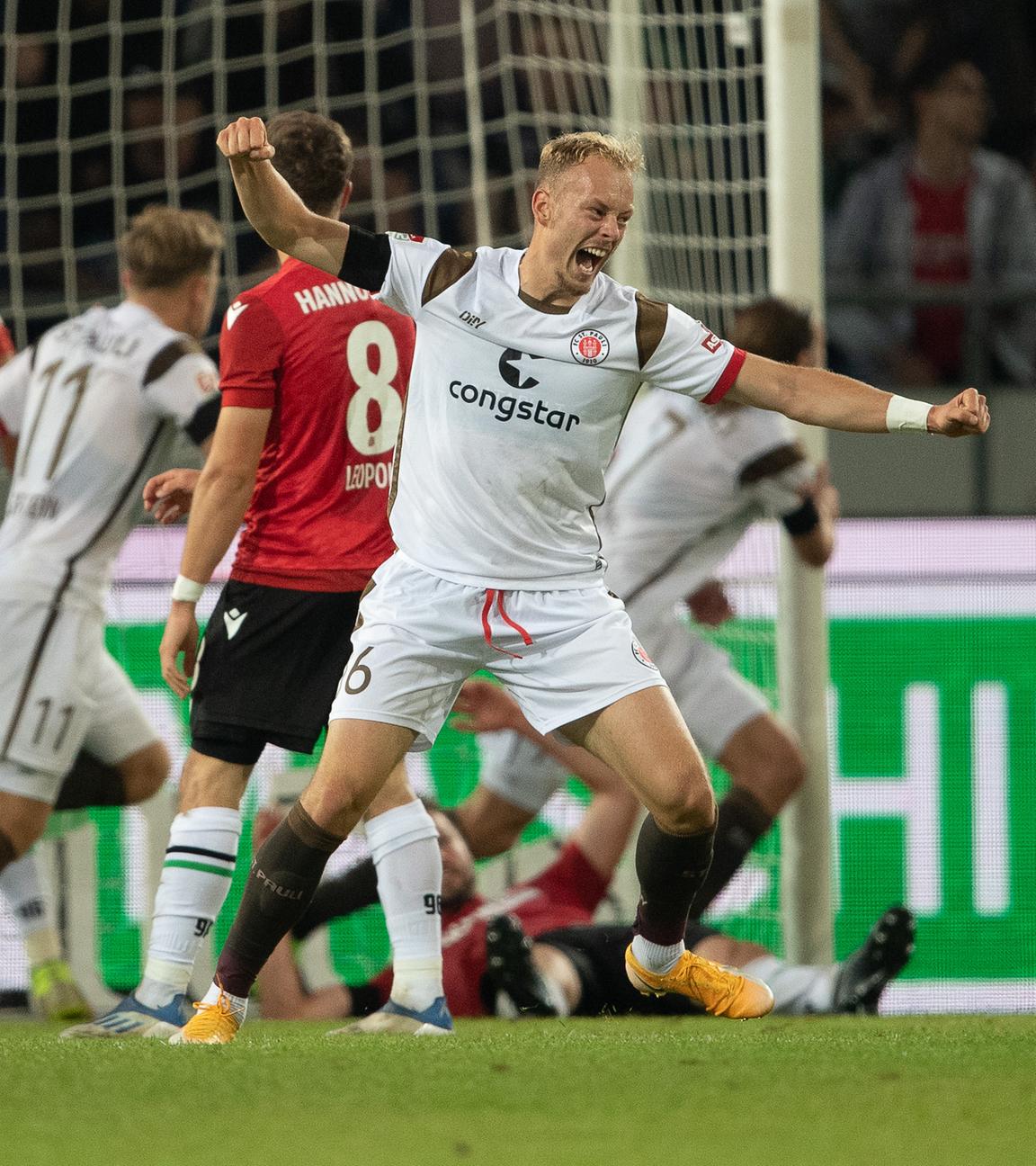 Carlo Boukhalfa vom FC St- Paulin jubelt nach dem 2:2 bei Hannover 96