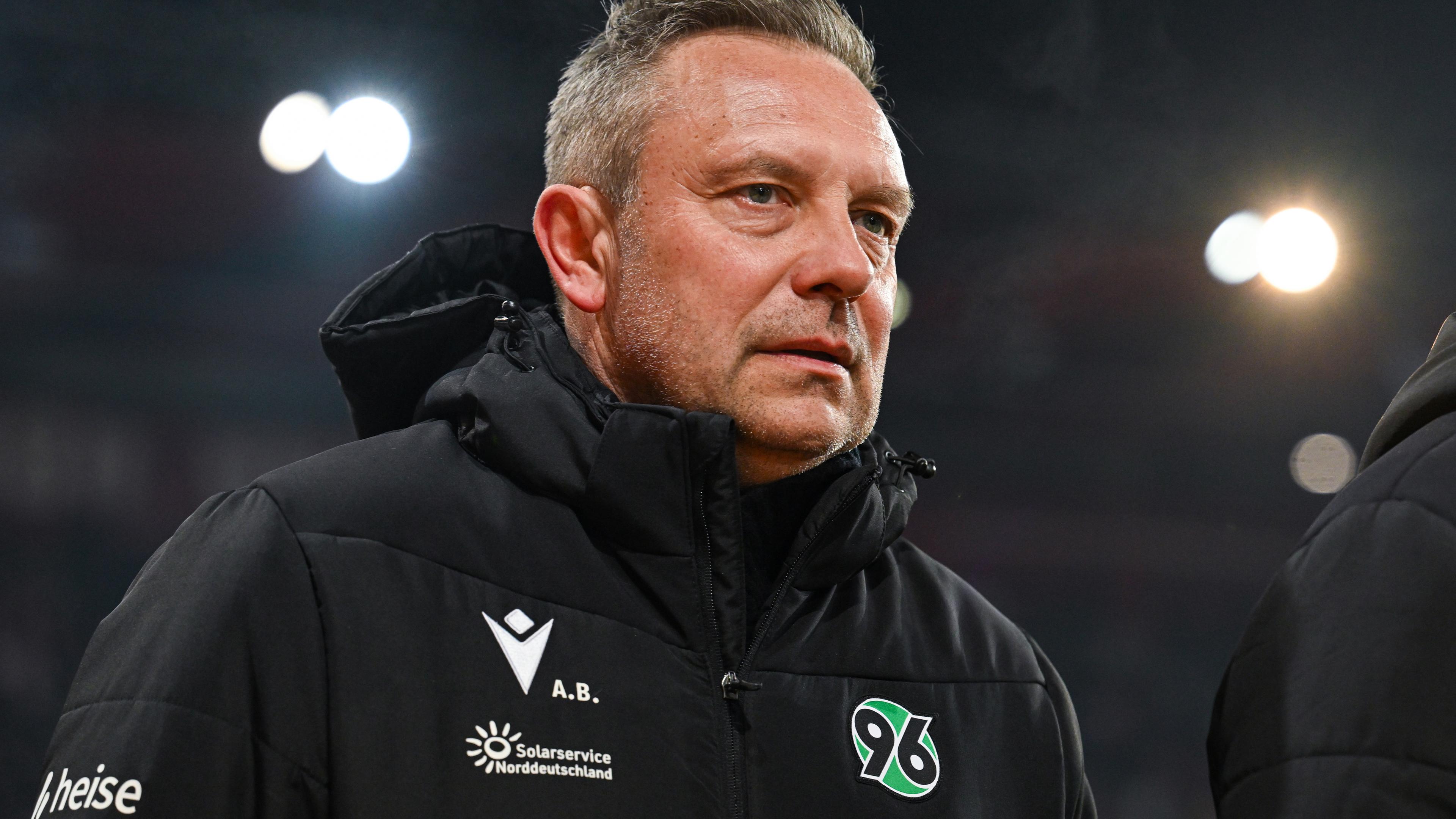 Trainer André Breitenreiter von Hannover 96 steht vor dem Spiel im Stadion.