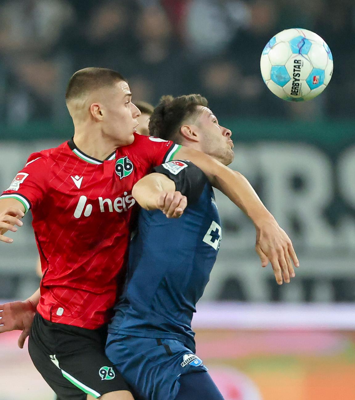 Nicolo Tresoldi (Hannover) und Marcel Hoffmeier (Paderborn) kämpfen um den Ball.