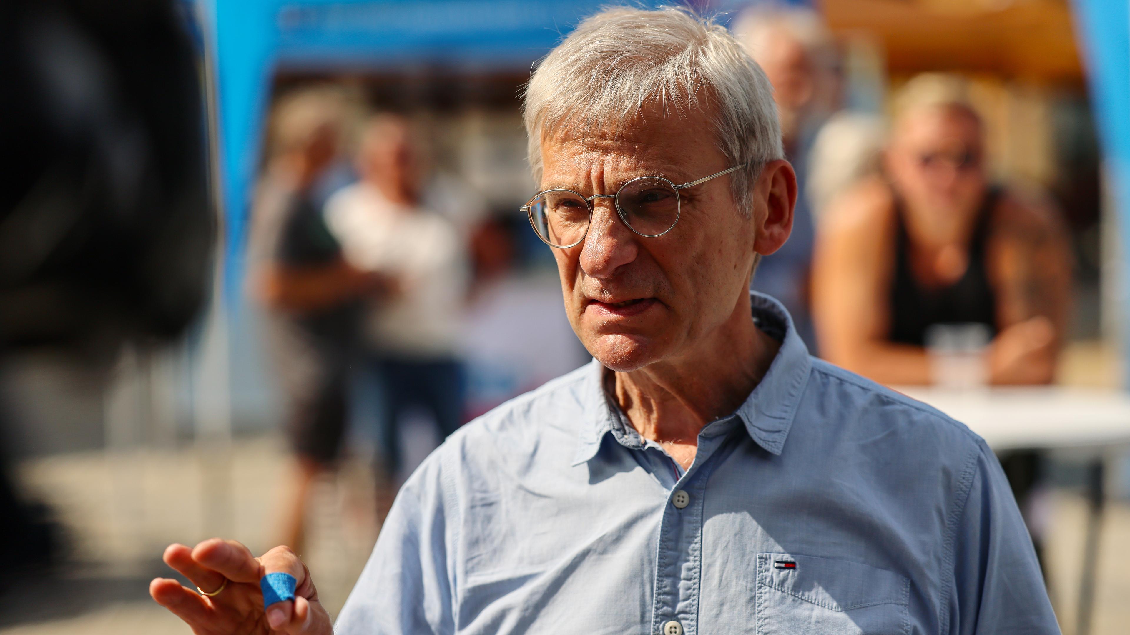 Der Spitzenkandidat der Brandenburger AfD, Hans-Christoph Berndt, gibt im Wahlkampf ein Interview.