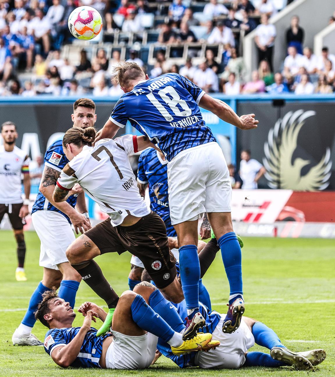 21.08.2022, Mecklenburg-Vorpommern, Rostock: Fußball: 2. Bundesliga, Hansa Rostock - FC St. Pauli, 5. Spieltag, im Ostseestadion. Rostocks John Verhoek (18) und St. Paulis Jackson Irvine in Aktion.