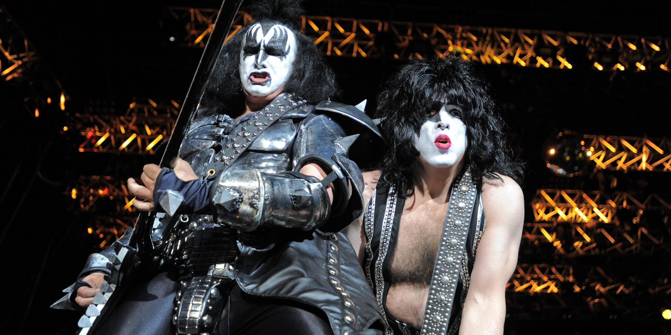 Gene Simmons (l) und Paul Stanley (r) von der Gruppe KISS