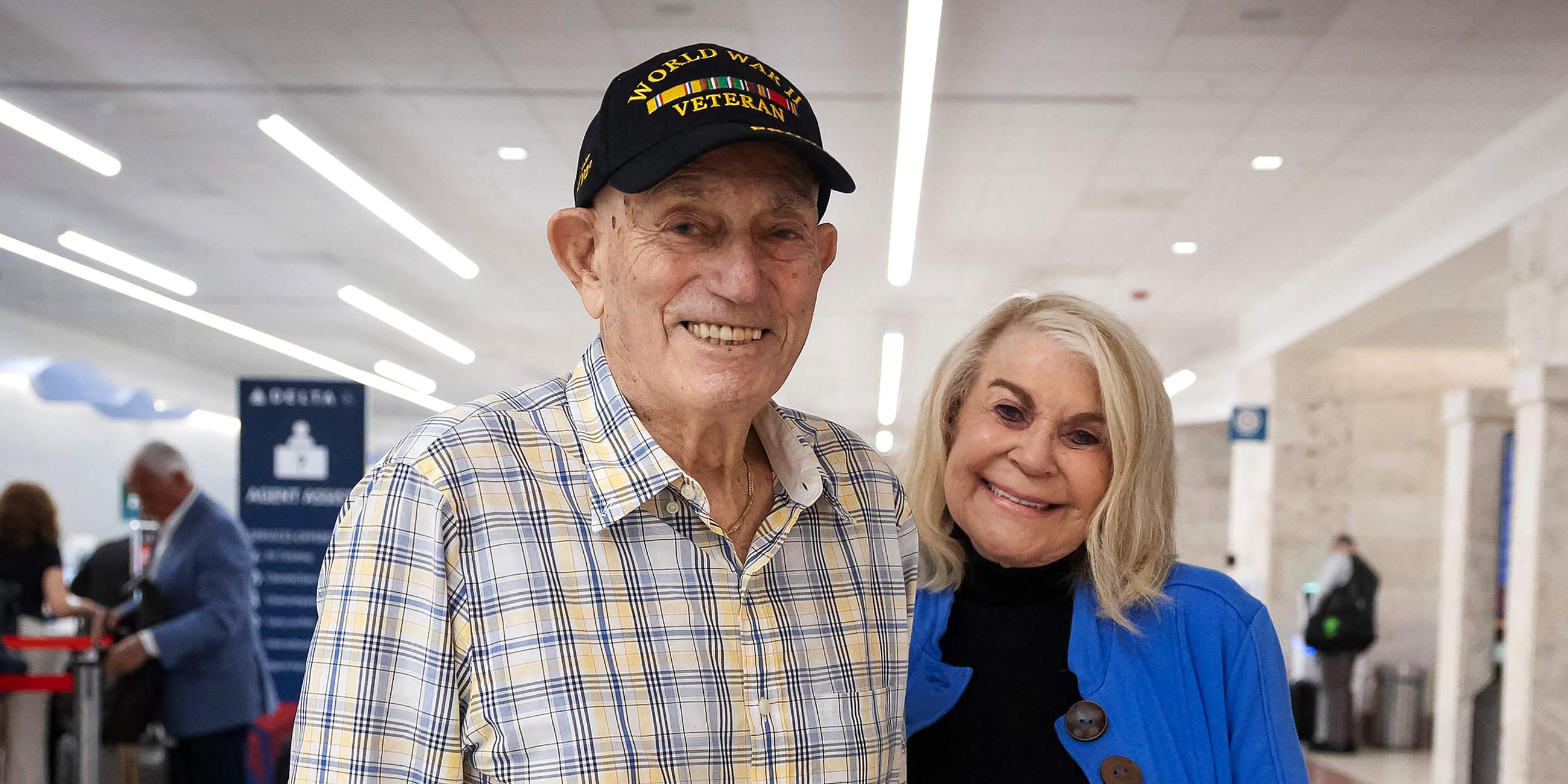 Harold Terens (l.), ein 100-jähriger Bewohner Floridas und D-Day-Veteran, und seine 96-jährige Verlobte Jeanne Swerlin