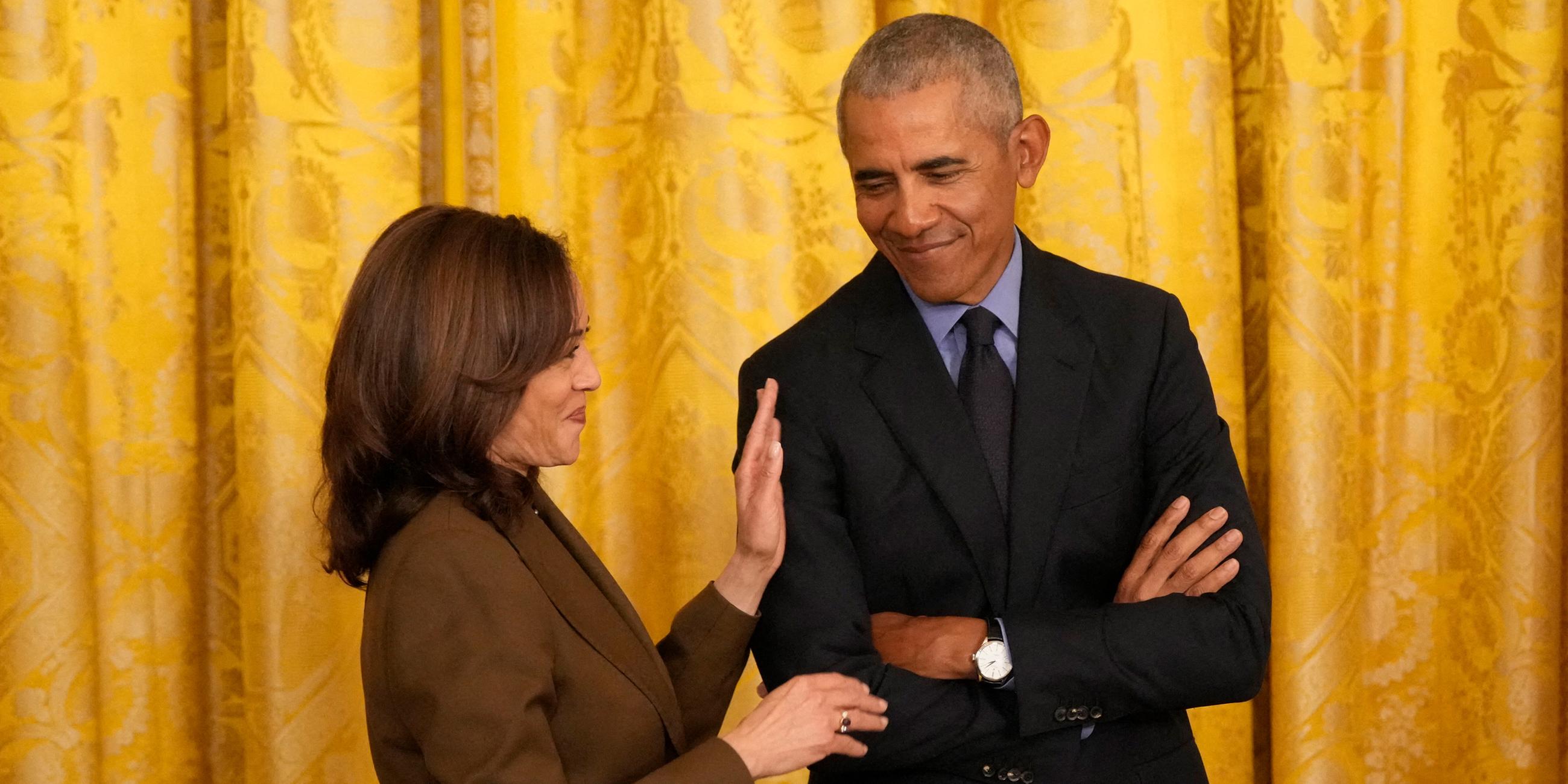 Archivfoto: US-Vizepräsidentin Kamala Harris und ehemaliger US-Präsident Barack Obama am 05.04.2022