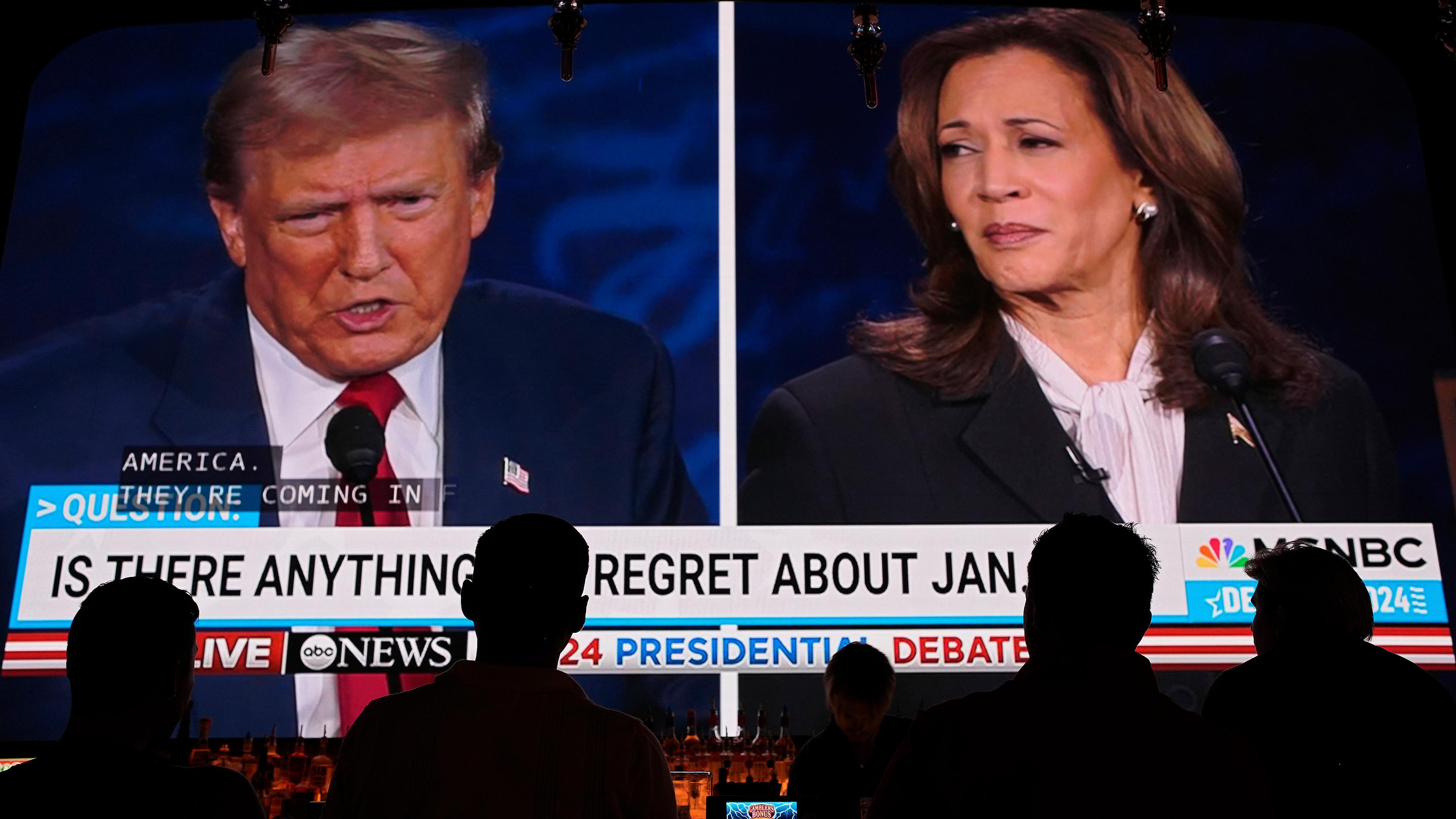 Menschen beobachten die Präsidentschaftsdebatte zwischen Donald Trump und Kamala Harris am 10.09.2024 in Las Vegas