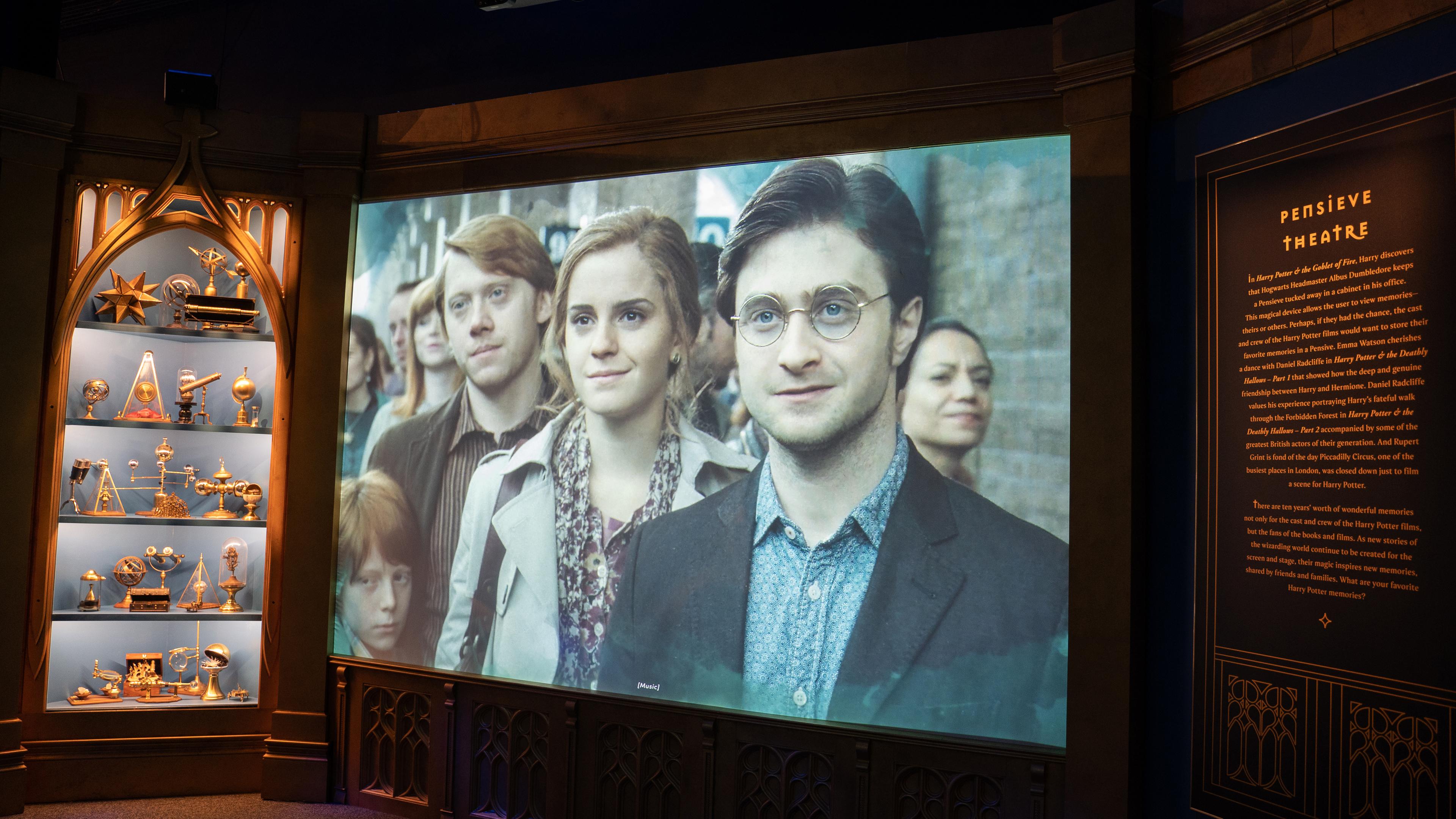 Ein Ausschnitt aus "Harry Potter" bei der Harry-Potter-Ausstellung auf einer Leinwand.